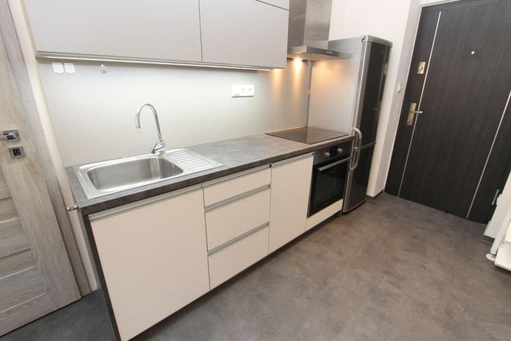 Apartment Self Check-in 45m2 Facing Tram Station Prag