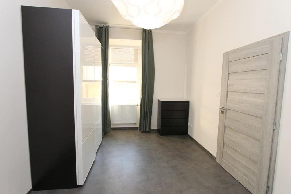 Self Check-in 45m2 Facing Tram Station Prag