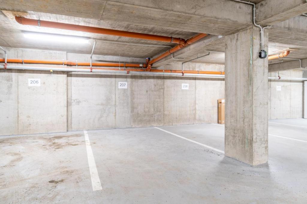 Brand New #24 In Elite With Free Secure Parking In The Center *