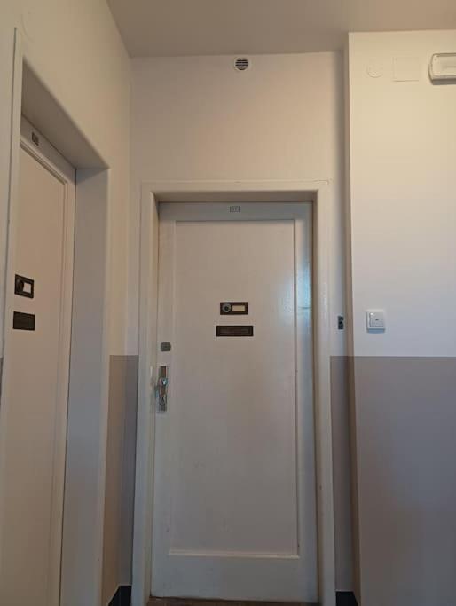 Spacious Modern 3 Bedroom Aparment Prag
