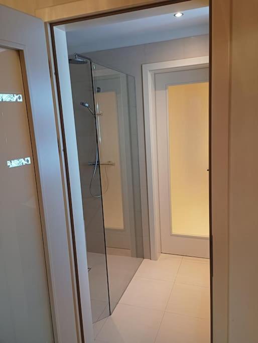 Spacious Modern 3 Bedroom Aparment * Praha