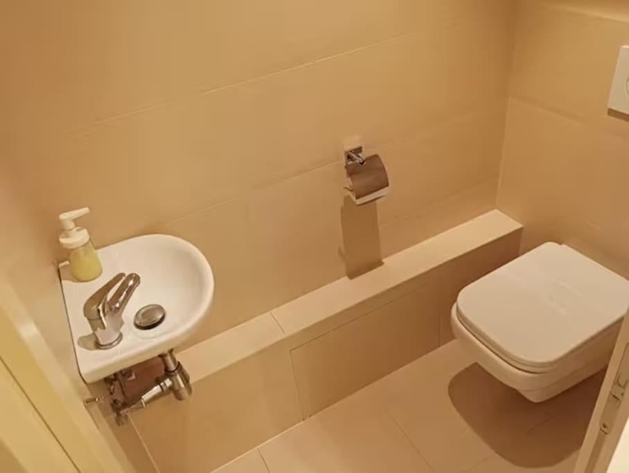 Spacious Modern 3 Bedroom Aparment * Prag