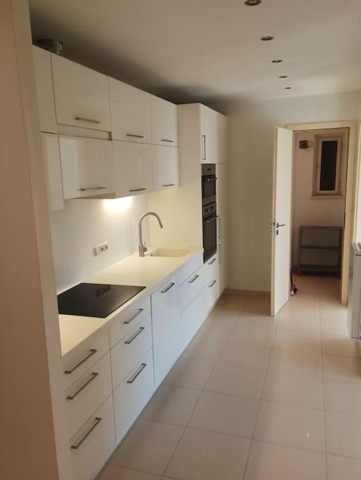 Spacious Modern 3 Bedroom Aparment *