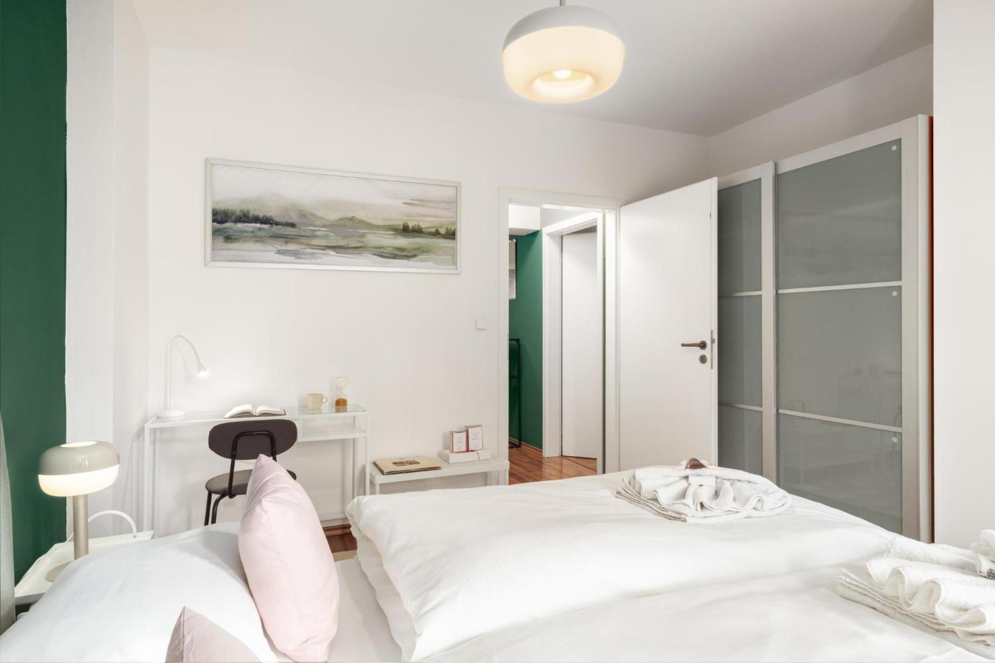 Apartment Days - Modern Apts - Fast Wifi - Netflix - 7 Min Wenceslas Sq *