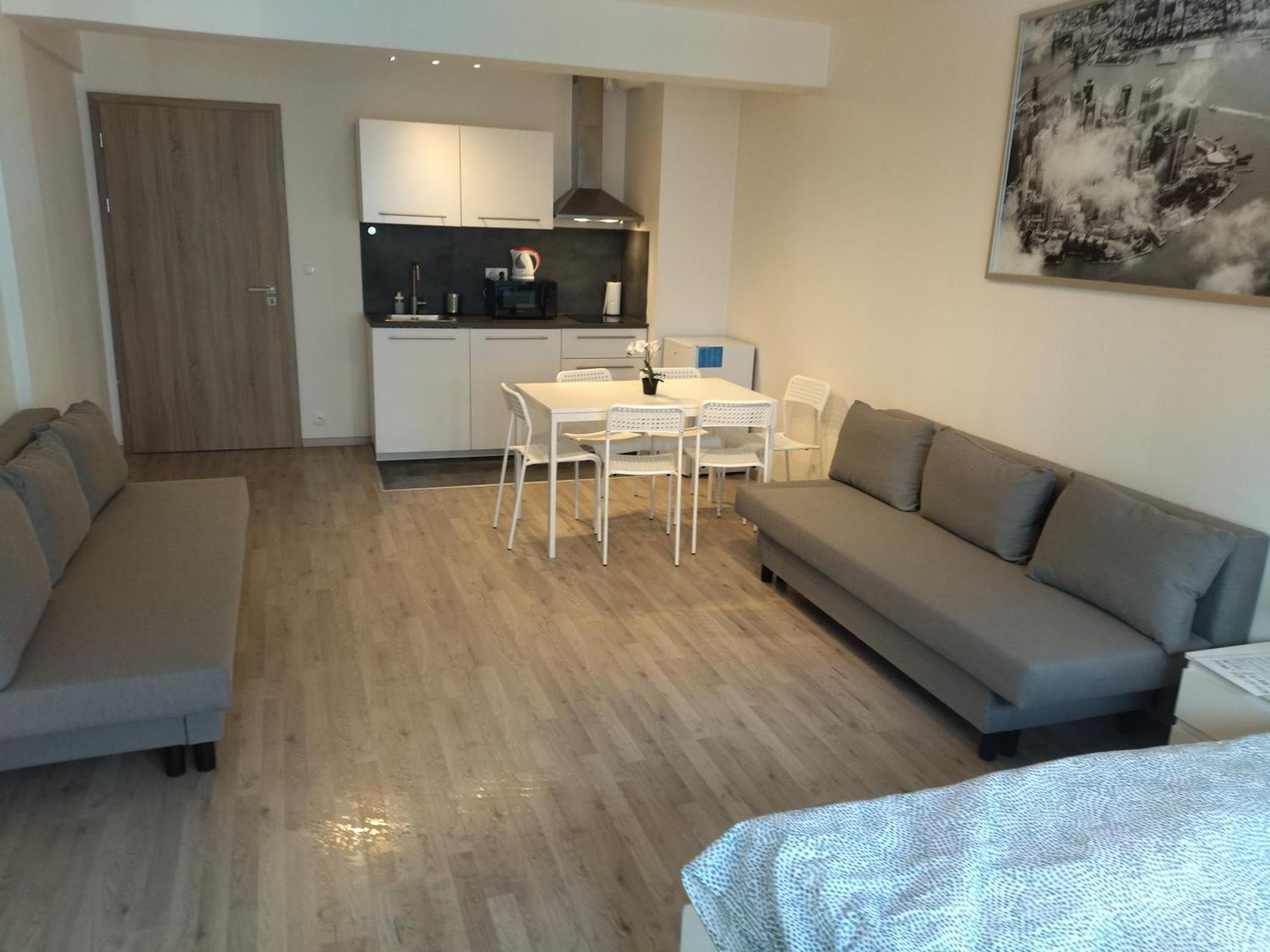 Brand New #24 In Elite With Free Secure Parking In The Center