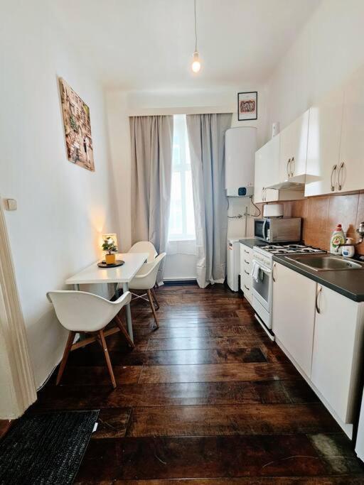 Swanky Apartment *