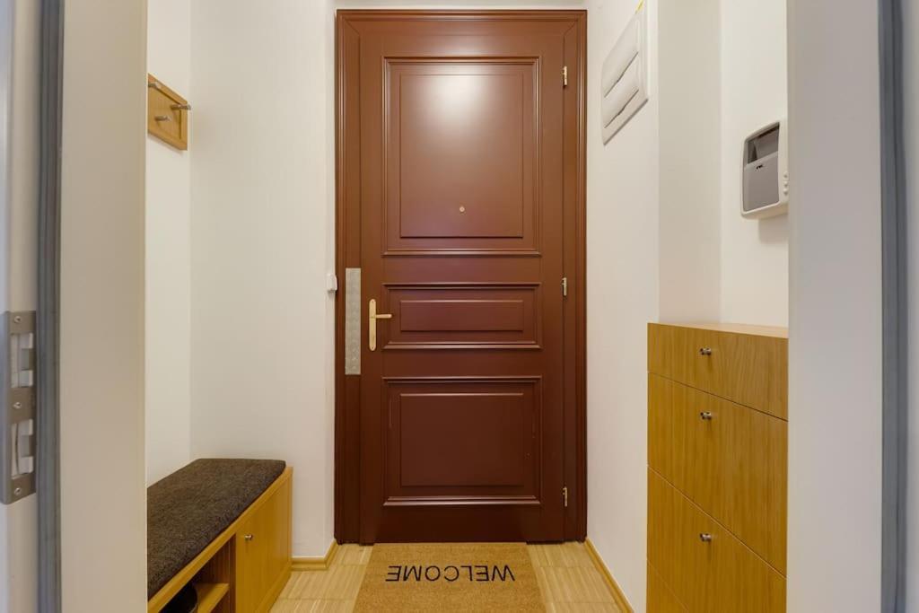 Deluxe In Prime Location Apartment *