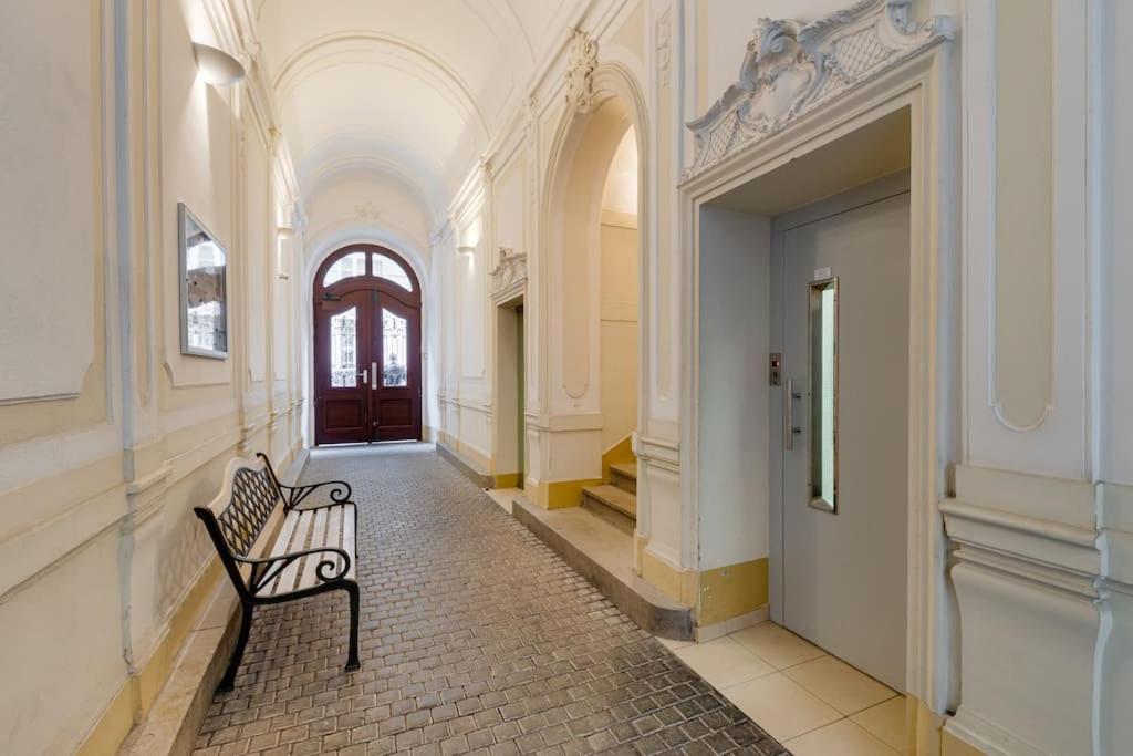 Deluxe In Prime Location Apartment *