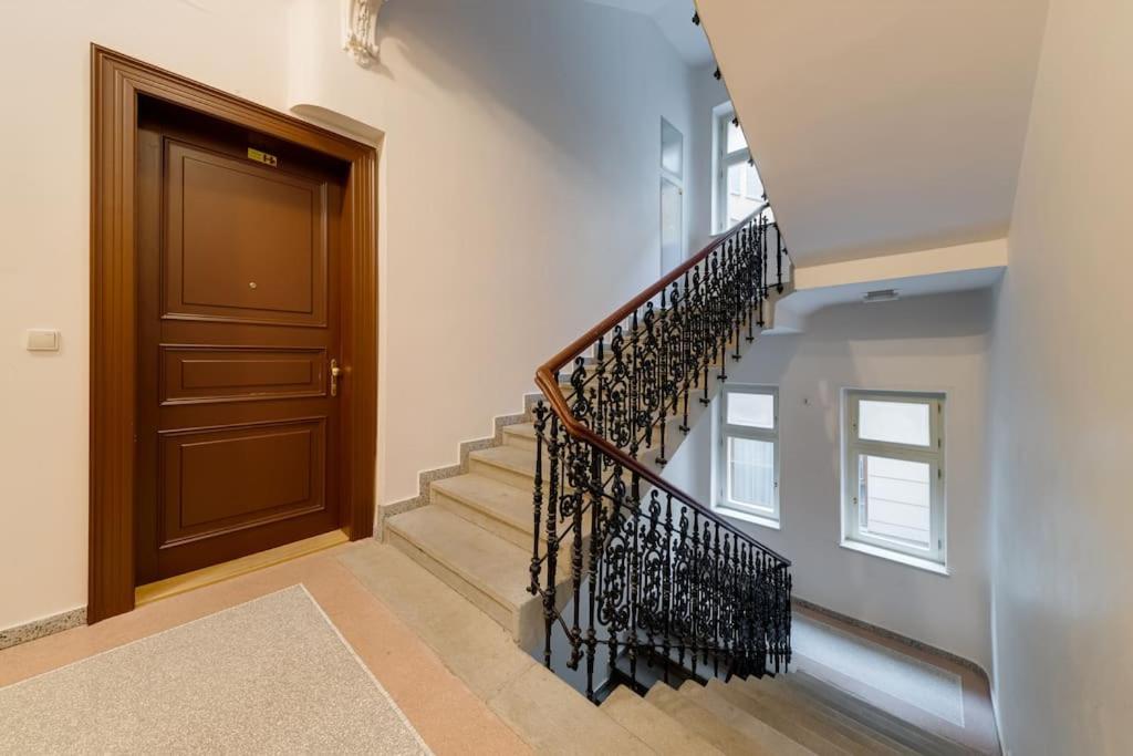 Deluxe In Prime Location Apartment