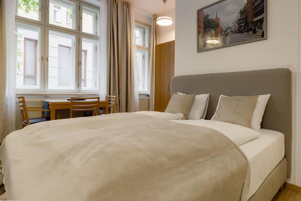 Apartment Deluxe In Prime Location *