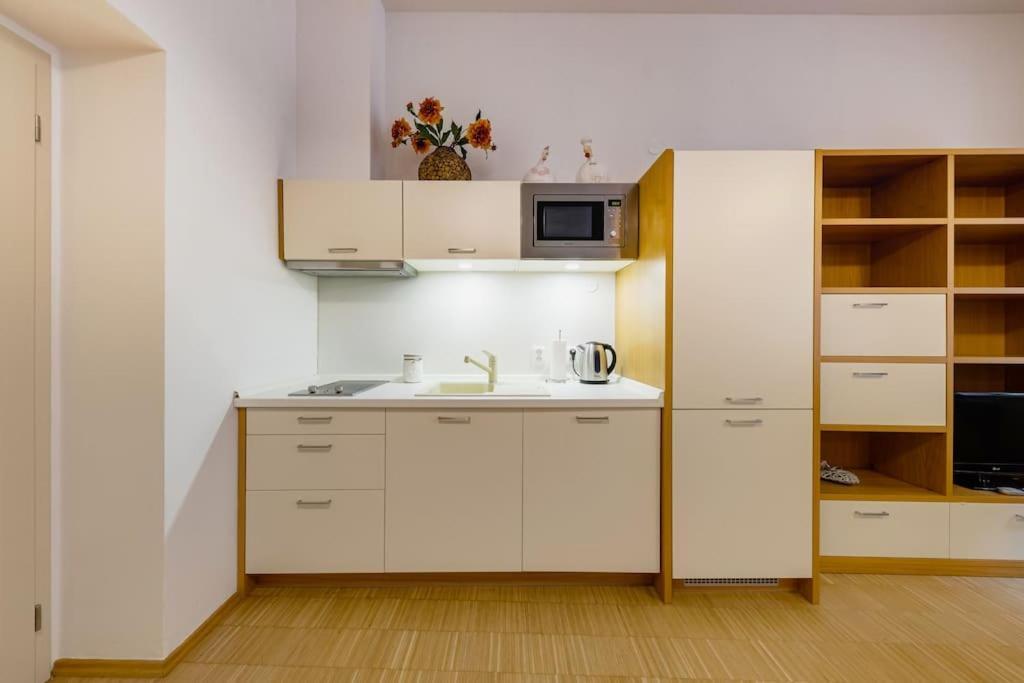 Deluxe In Prime Location Apartment *