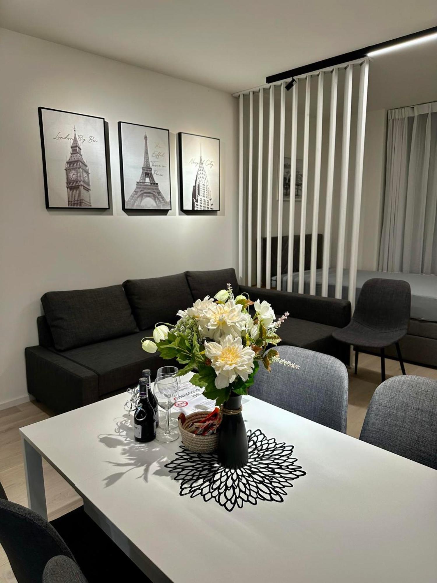 Apartment Sunny In Smichov, 5 Prague