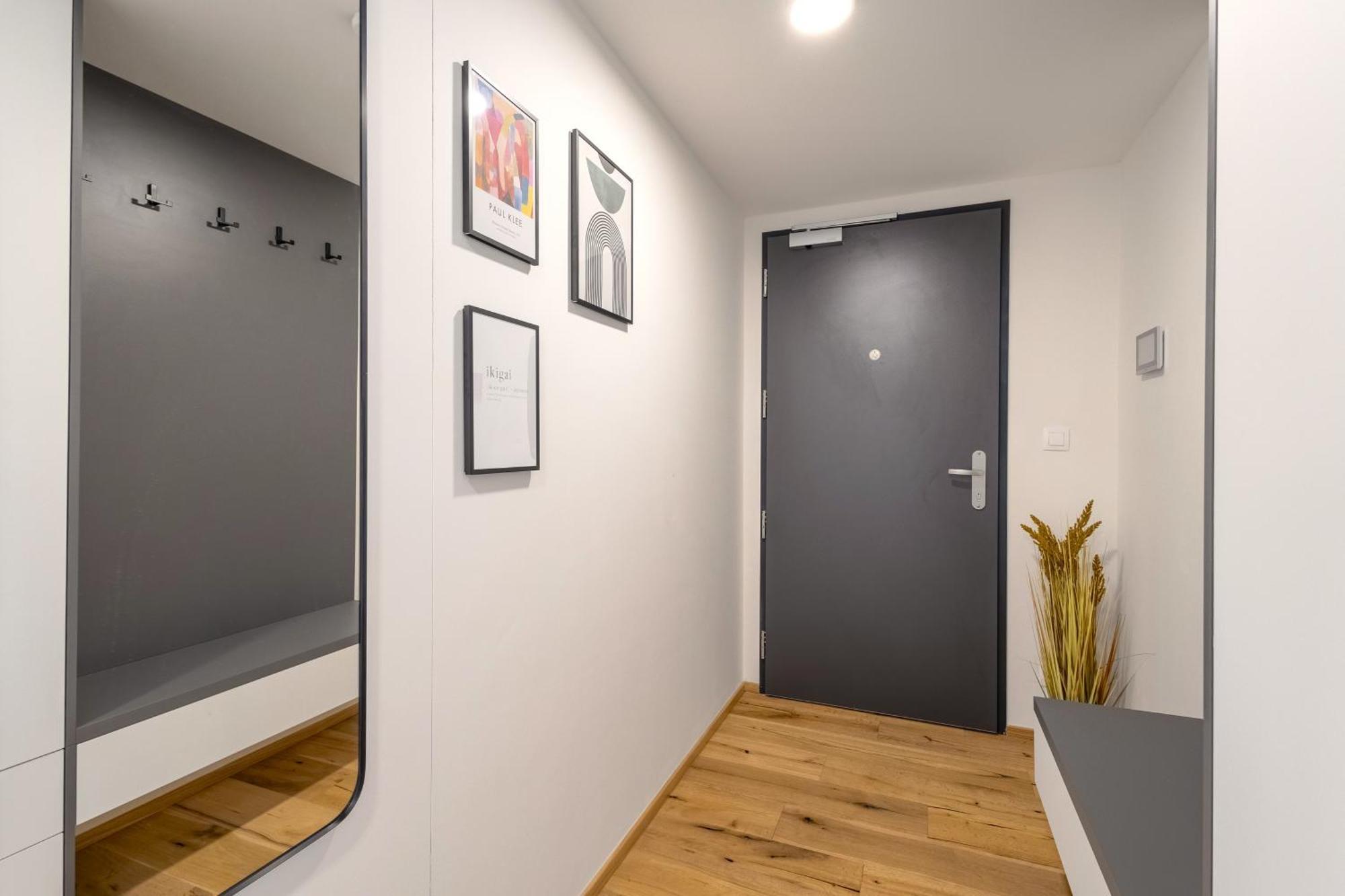 Stylish - Free Parking, Cinema, By Gravity
