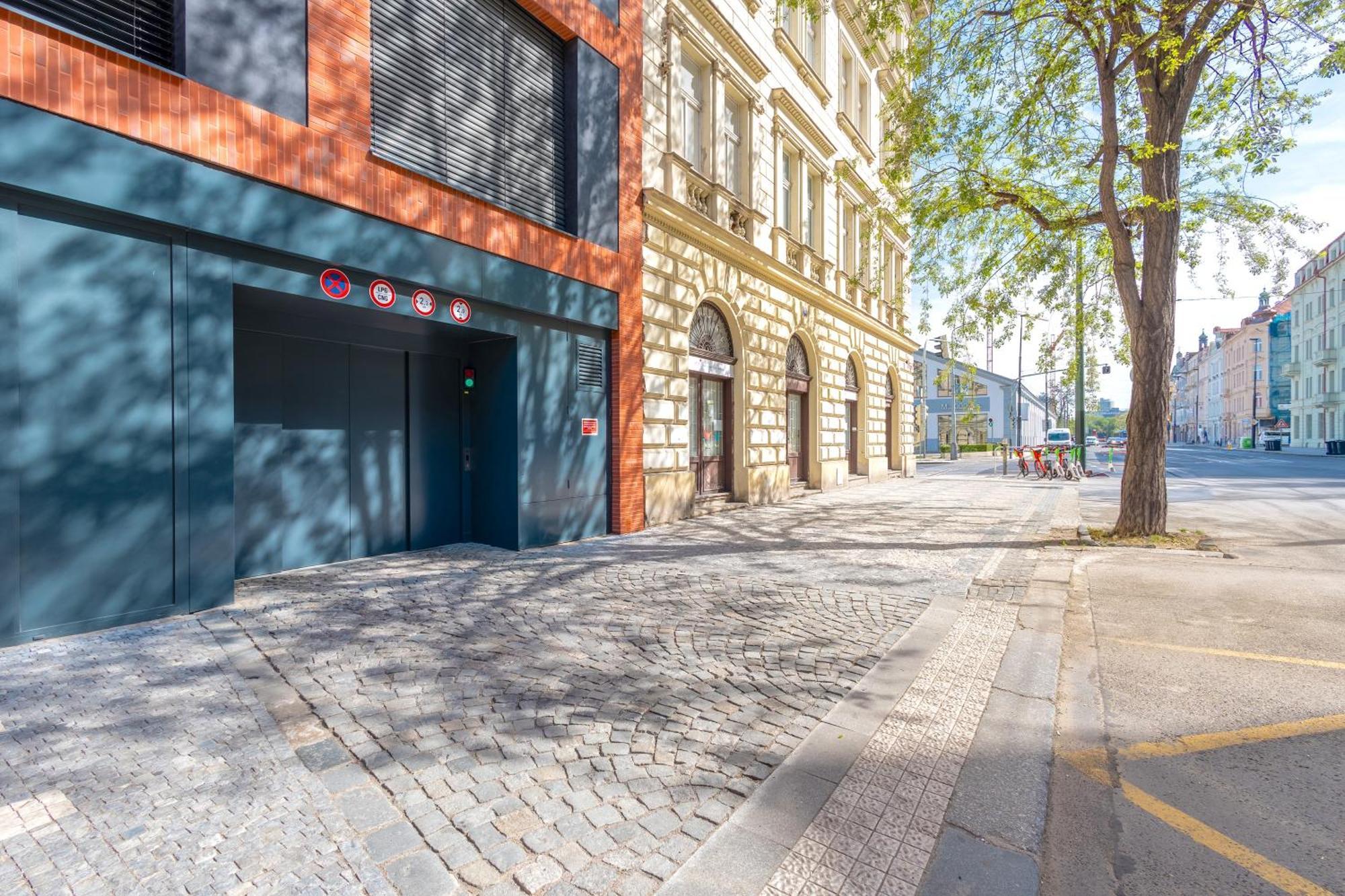 Stylish - Free Parking, Cinema, By Gravity *