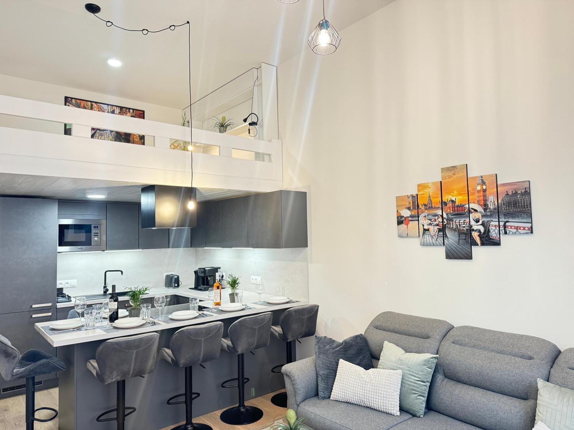 Free Parking - Cozy Near Vysehrad Railway Bridge Apartment