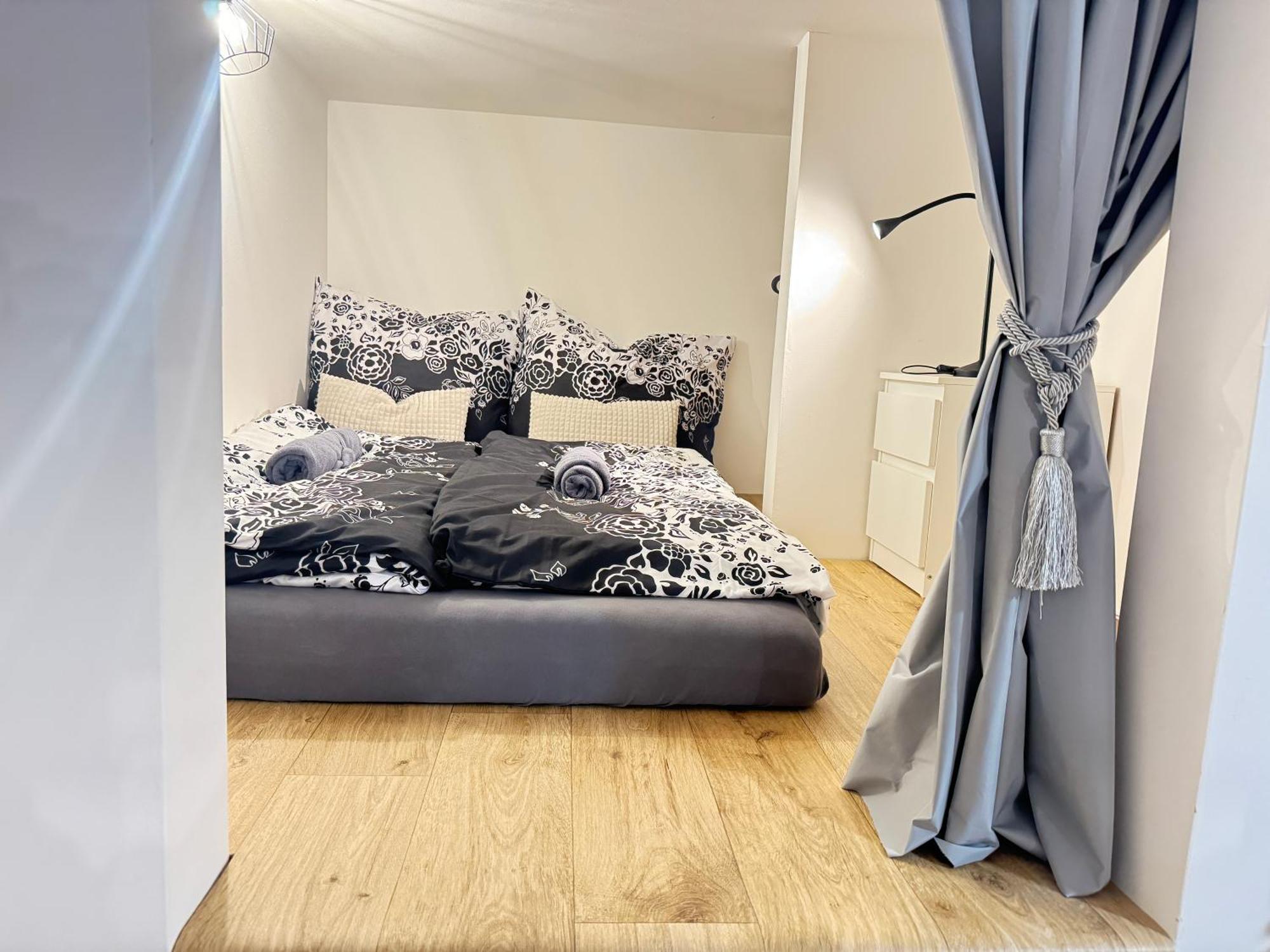 Free Parking - Cozy Near Vysehrad Railway Bridge Apartment