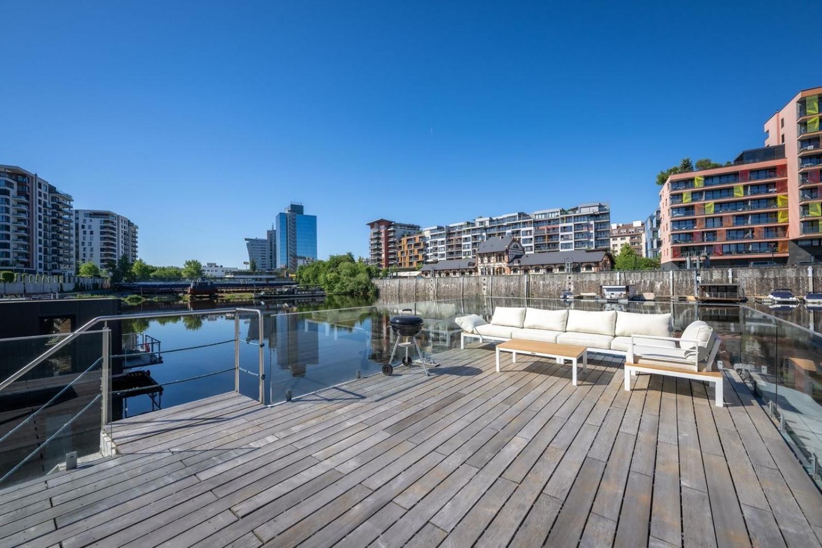 Hausboat Holesovice Bådhotel Prag