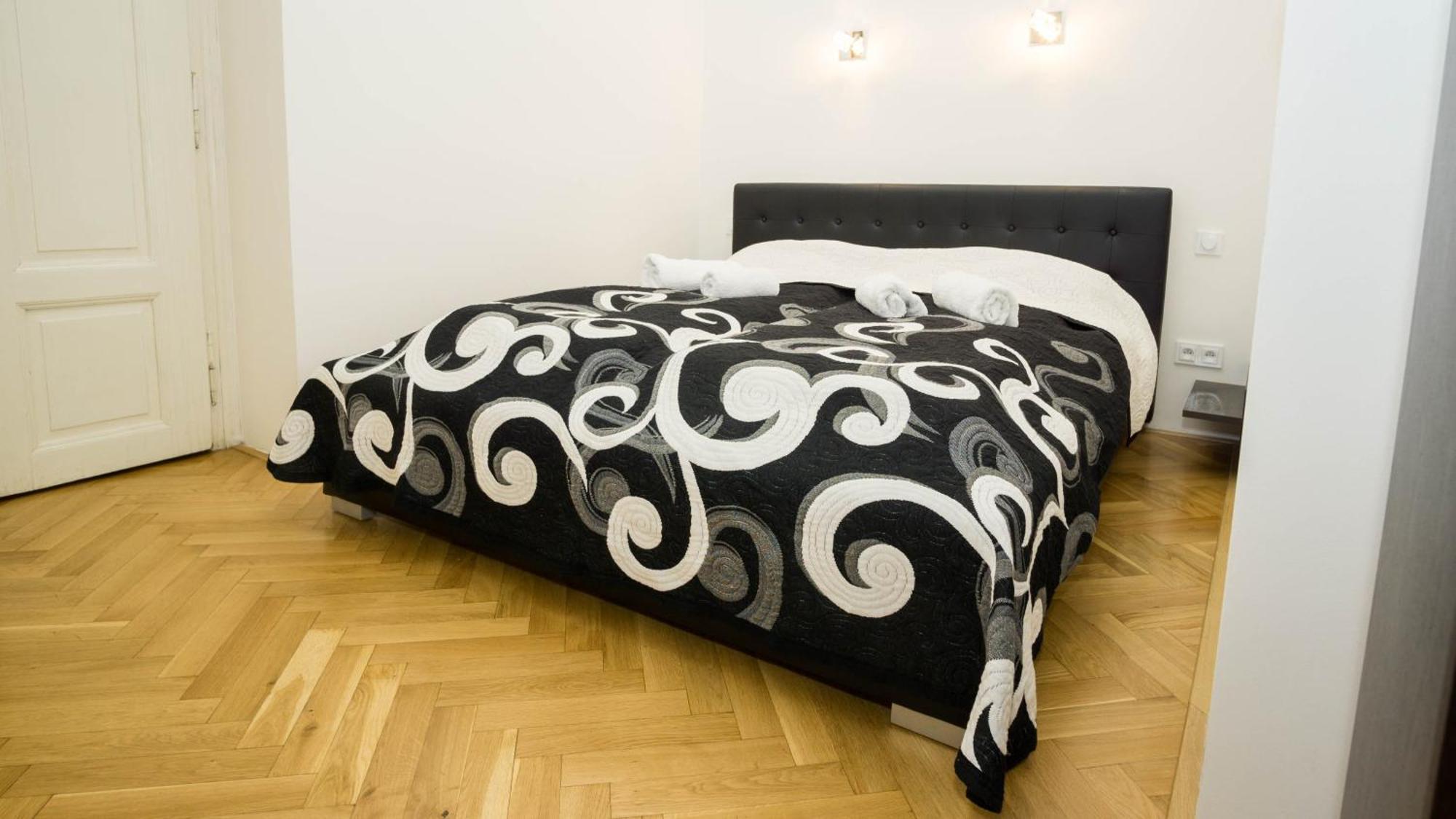 Black & White By Wenceslas Square And Muzeum Apartmán