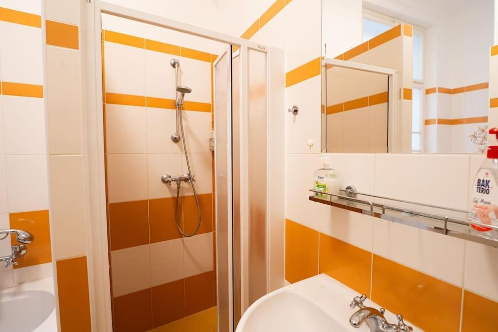 Cozygem Apt 2 Mins Walk Charles Bridge Prag