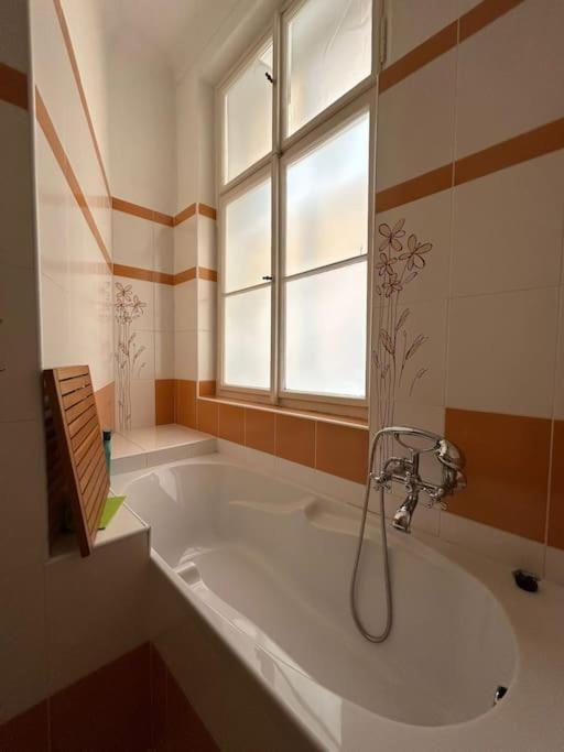 Cozygem Apt 2 Mins Walk Charles Bridge Apartment