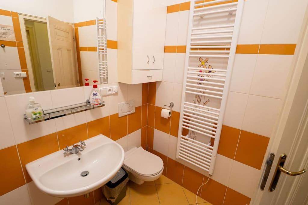 Cozygem Apt 2 Mins Walk Charles Bridge