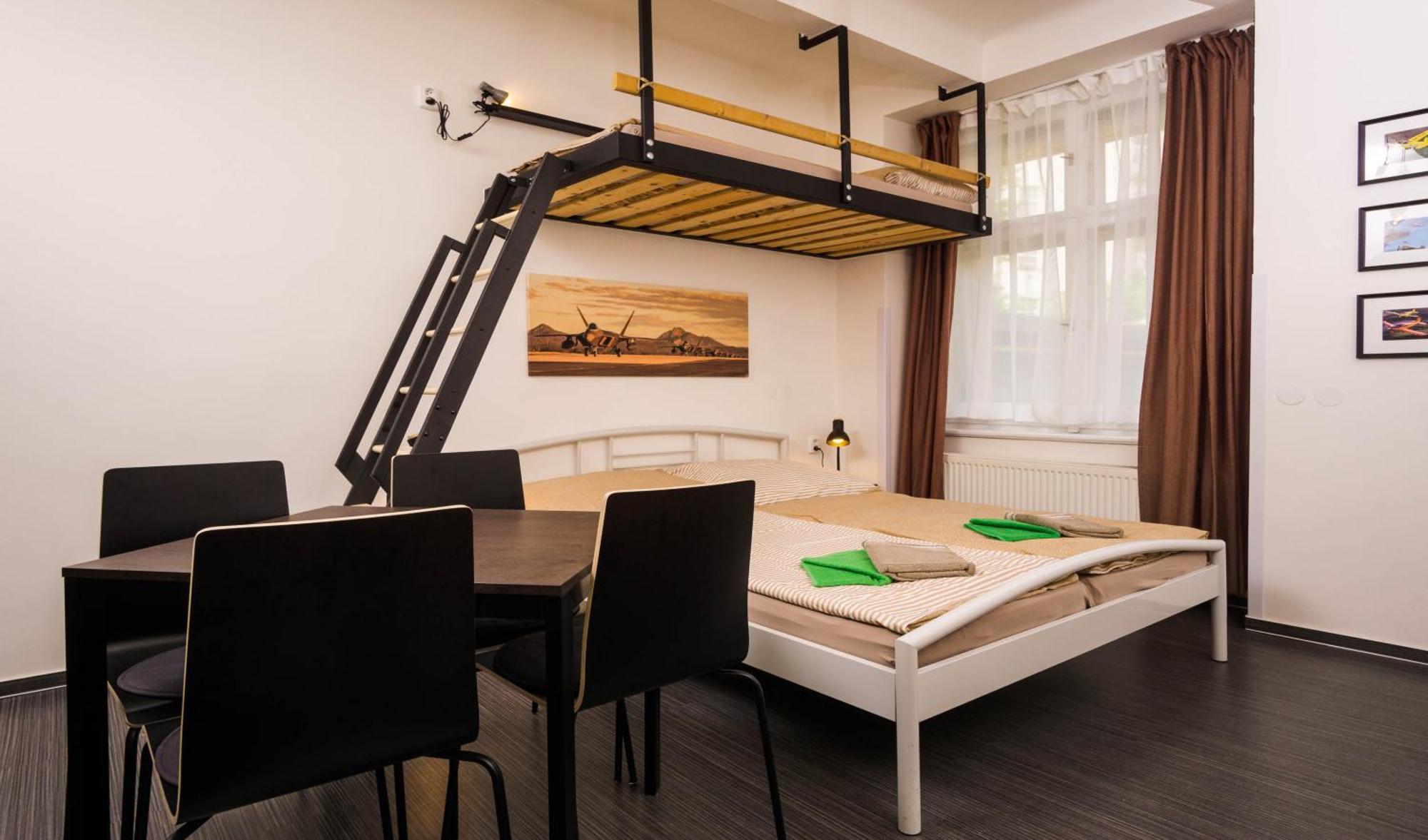 Flying Bed Close To Castle And Airport Lägenhet Prag
