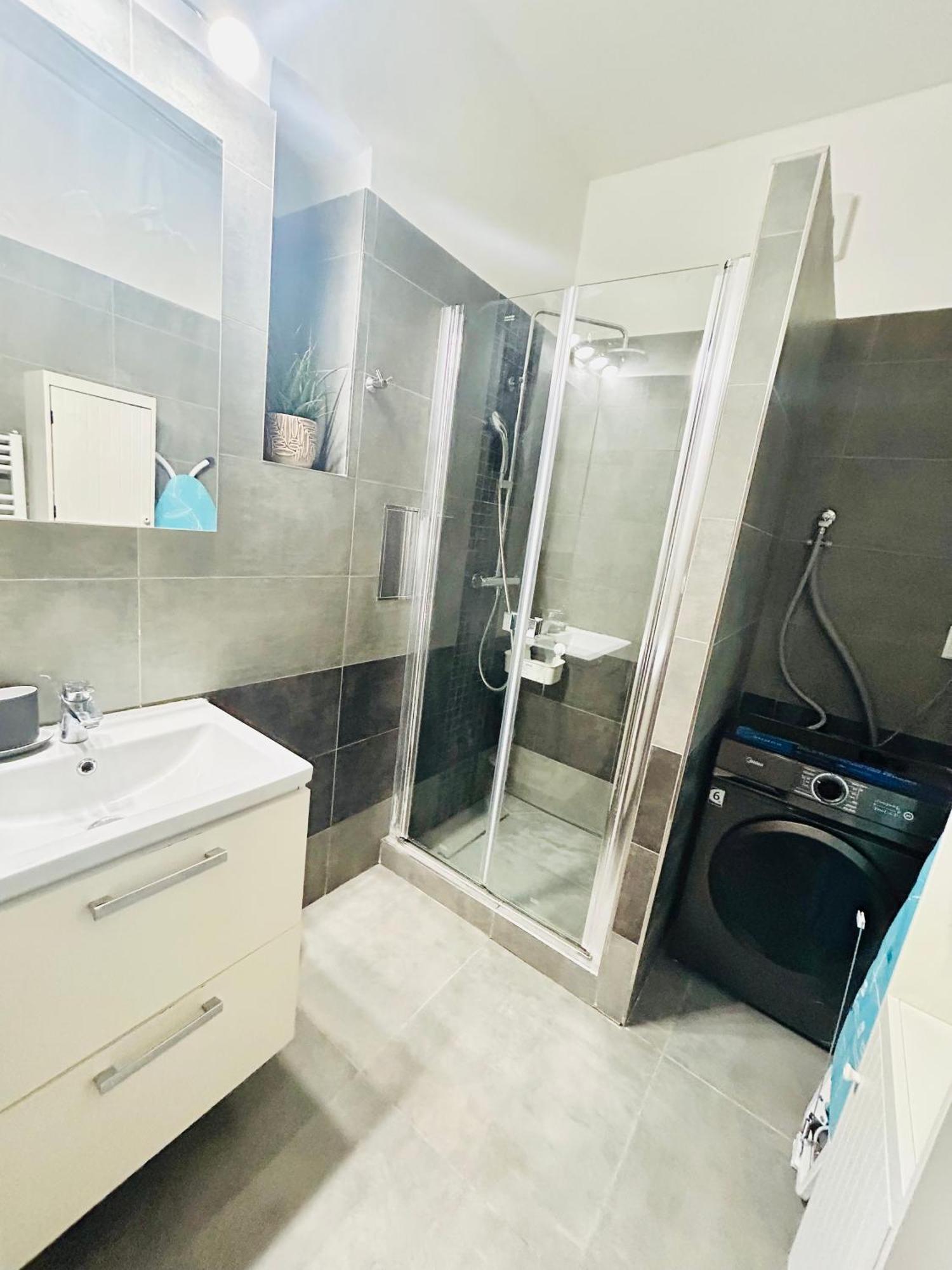 Modern Spacious In Center Apartment *