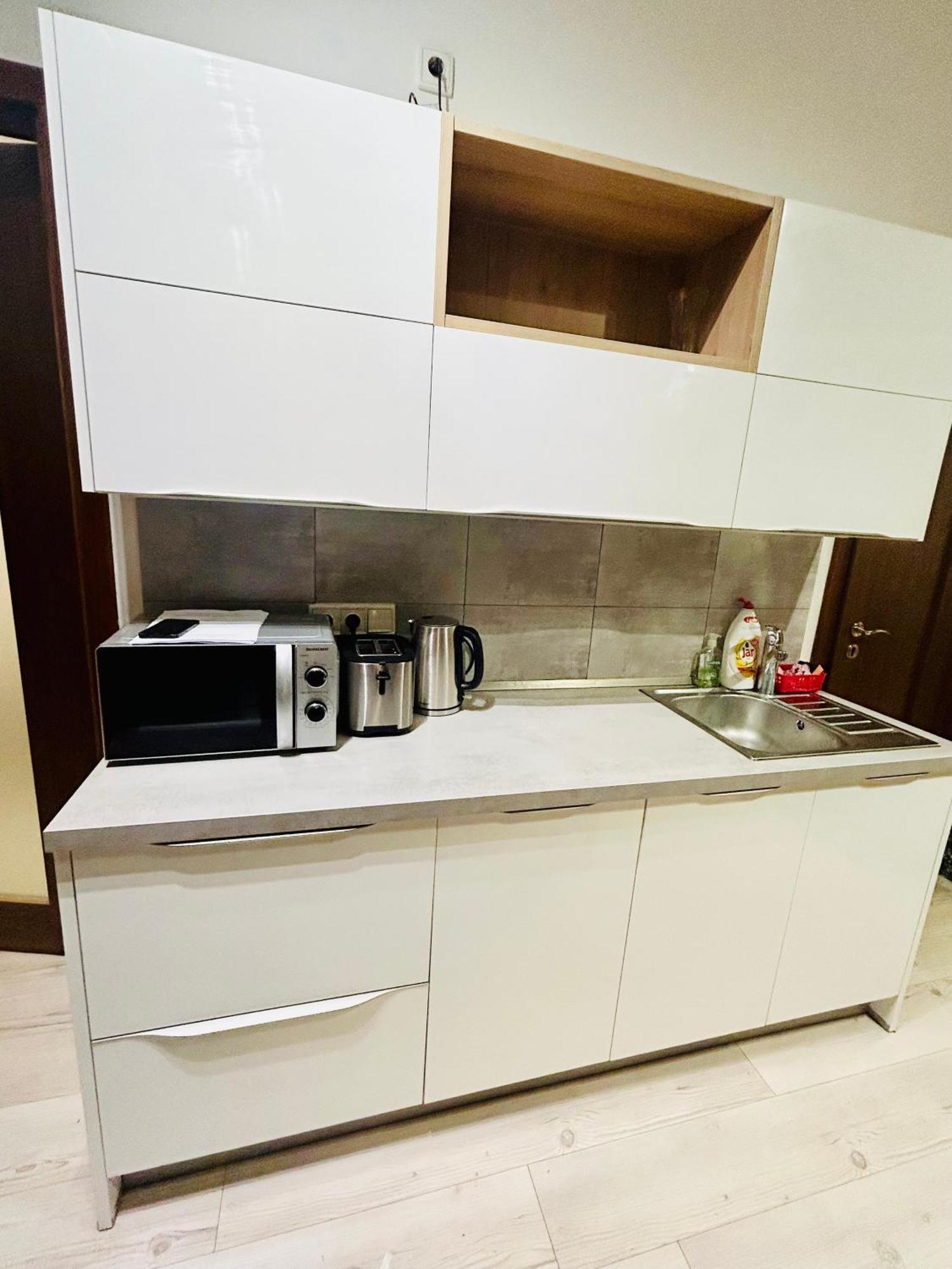Modern Spacious In Center Apartment *