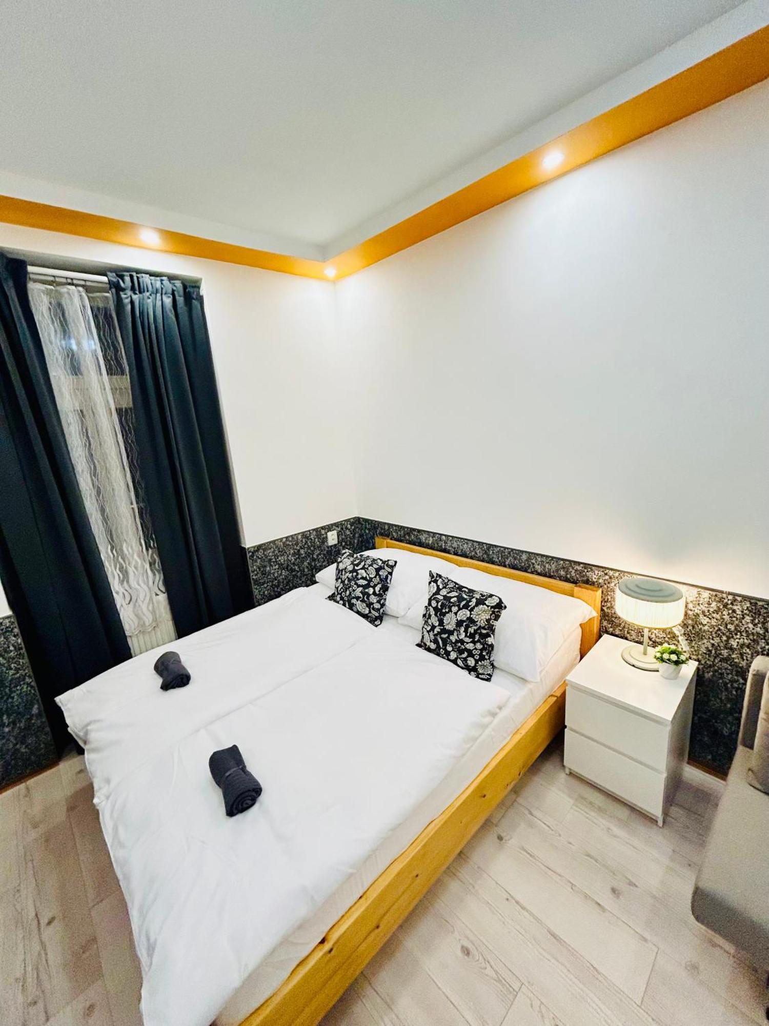 Modern Spacious In Center Apartment *