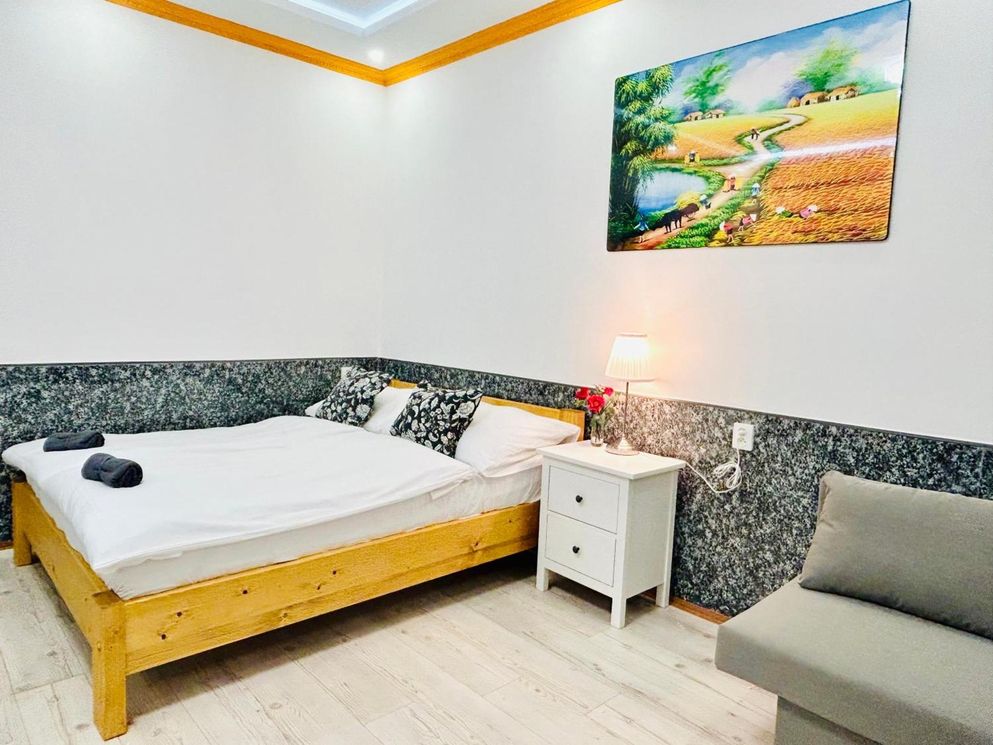 Modern Spacious In Center *
