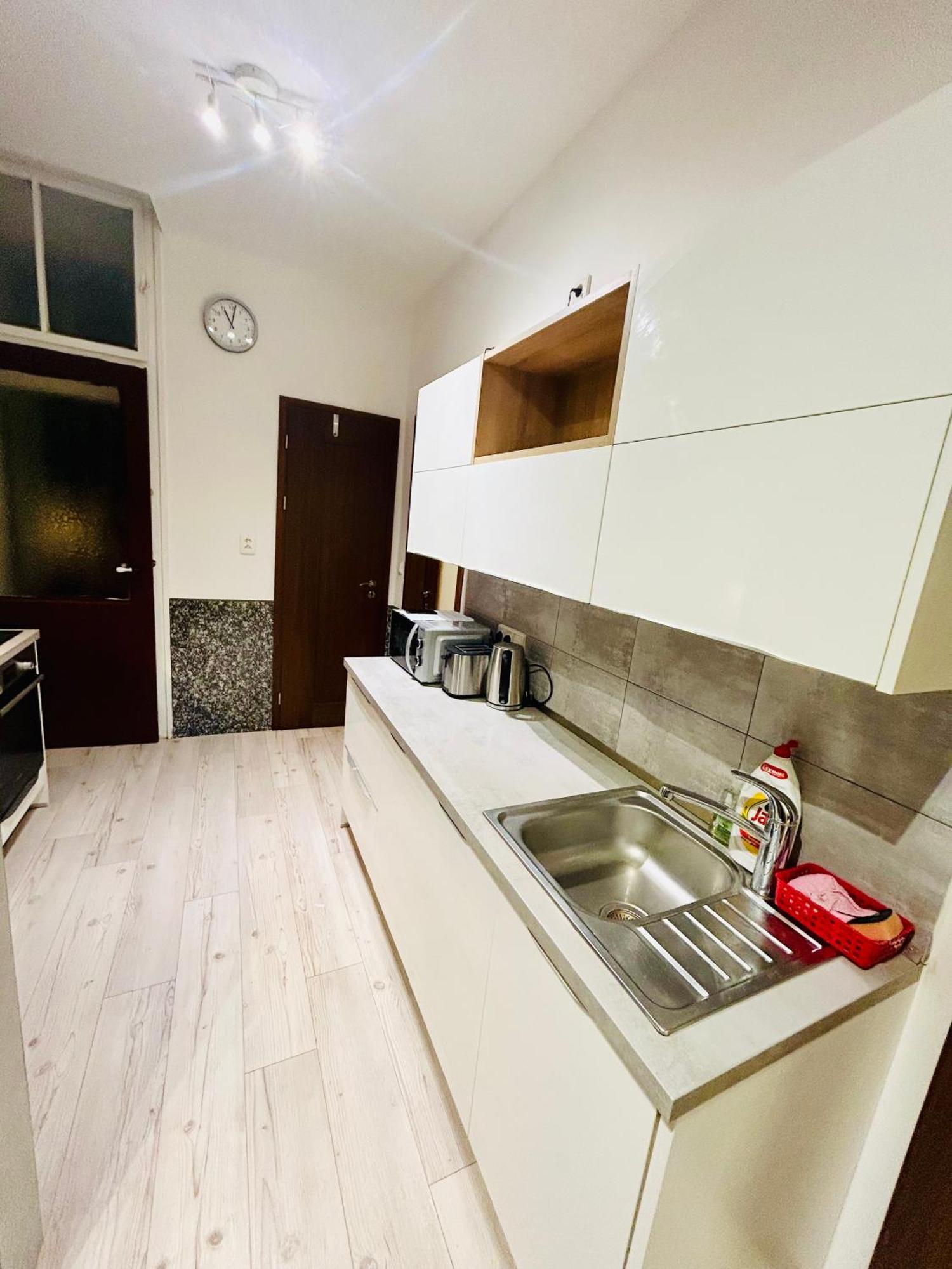 Modern Spacious In Center Apartment *
