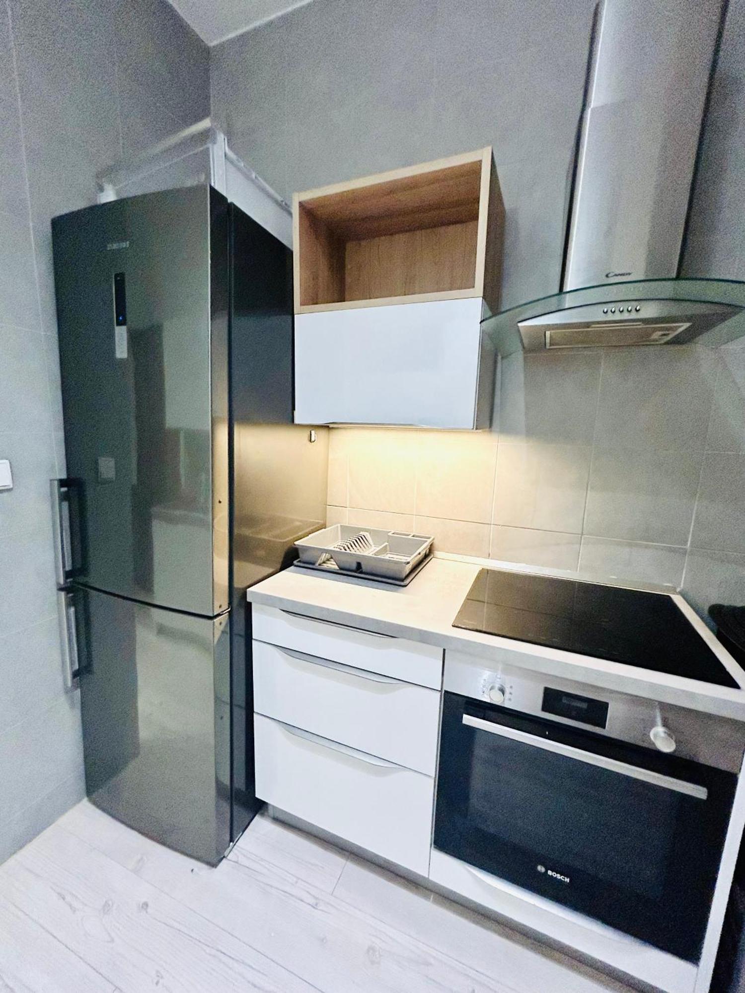 Modern Spacious In Center *