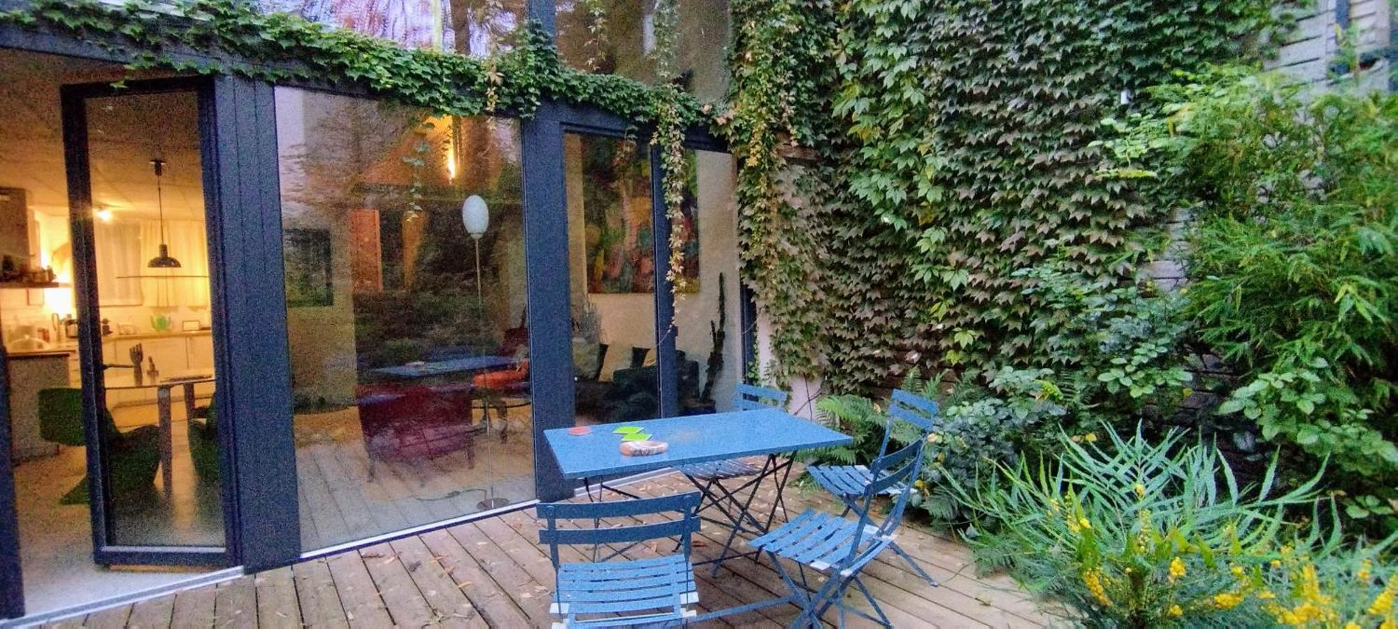 Romantic And Atypical In Prague's Montmartre Prag
