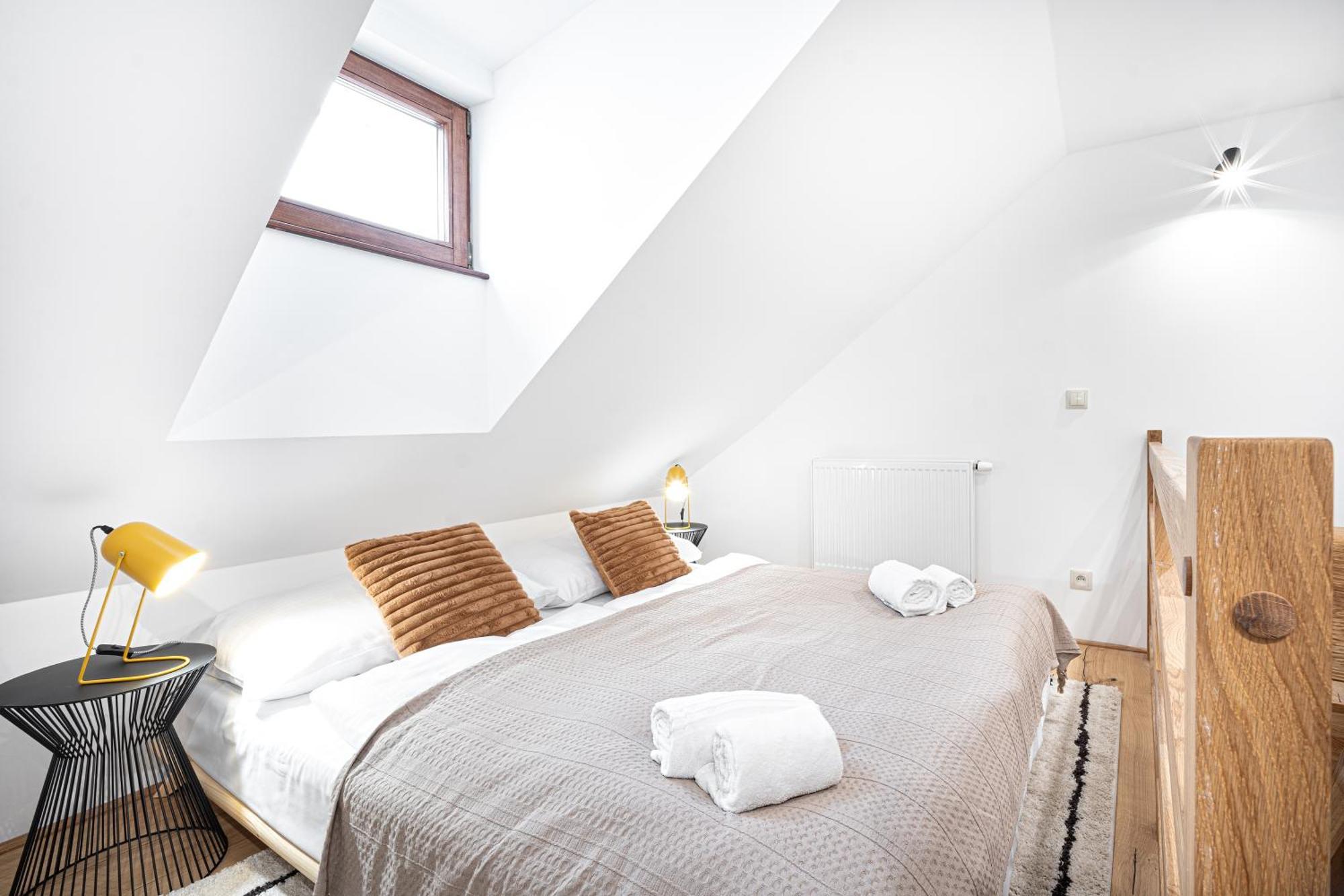 Beautifully Renovated At Lesser Town Apartment