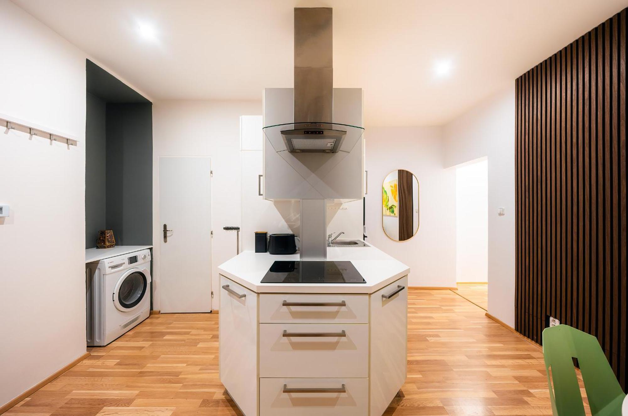 4br+2bath Old Town Family Oasis Luxury Apartment *