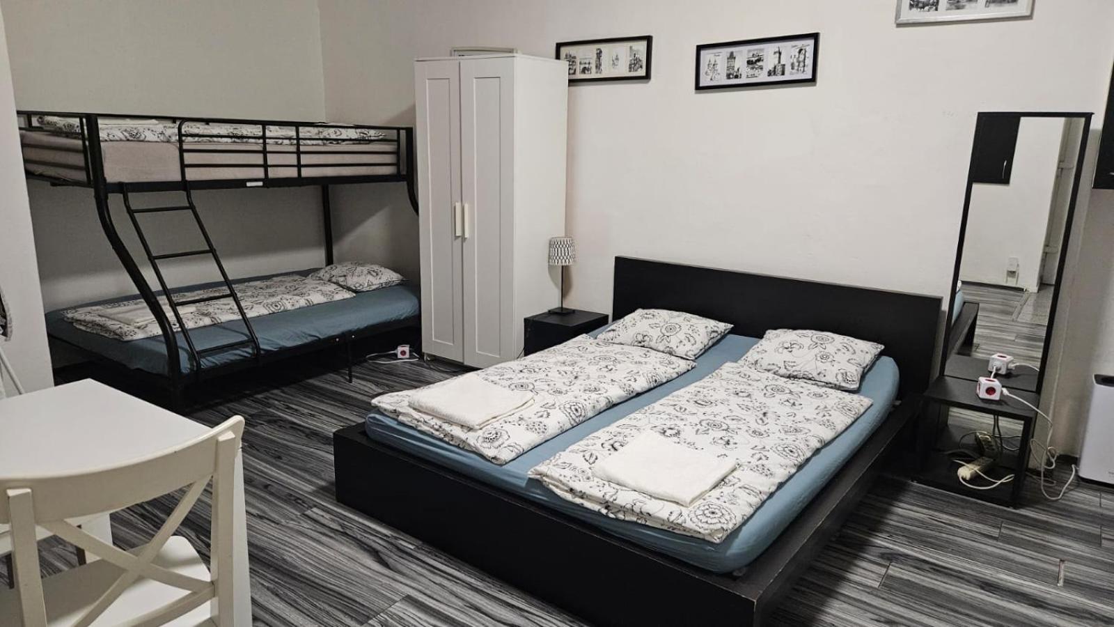 Small In Downtown For Groups Apartment Prag