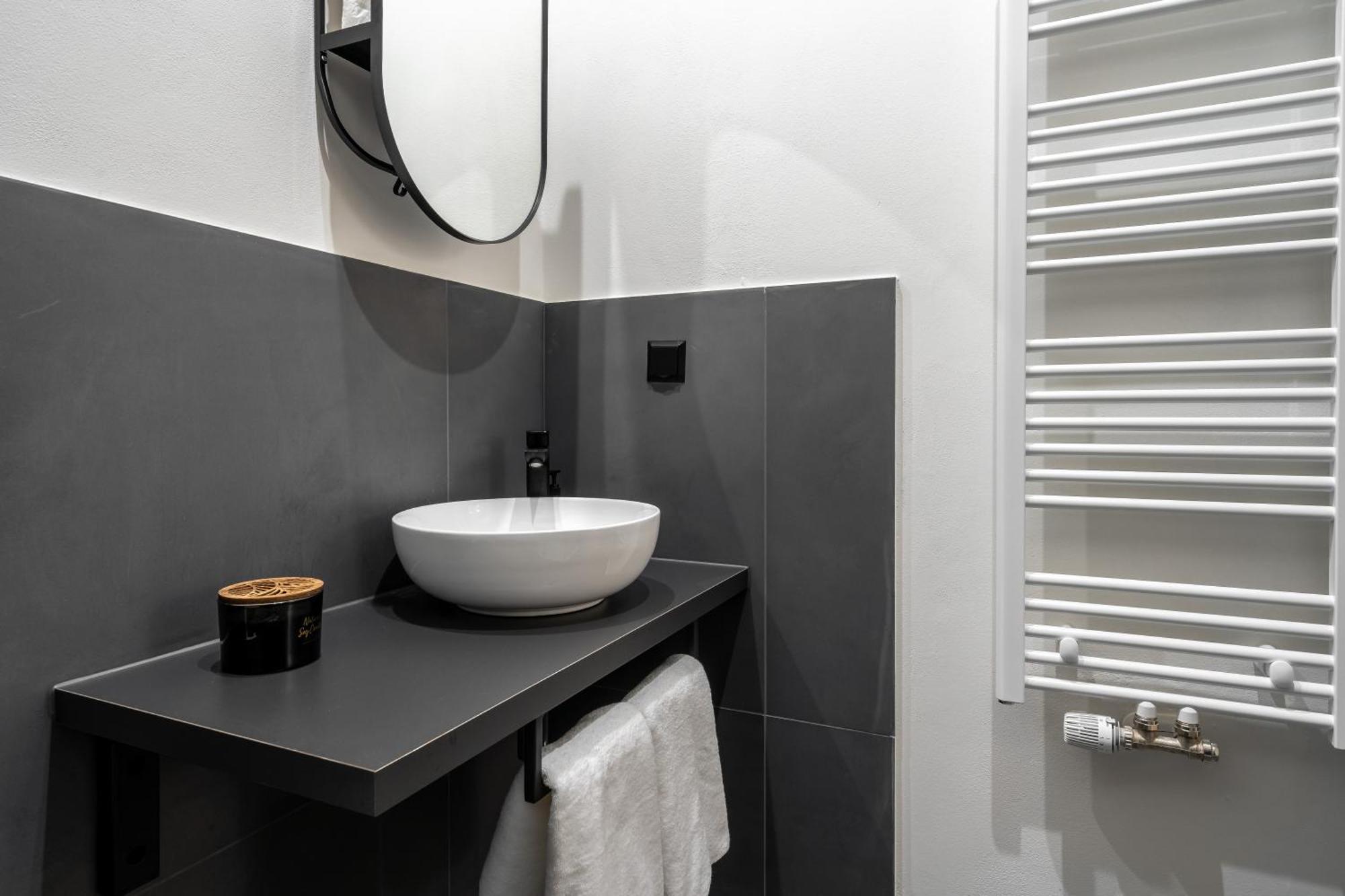 Honest Karlin Prague