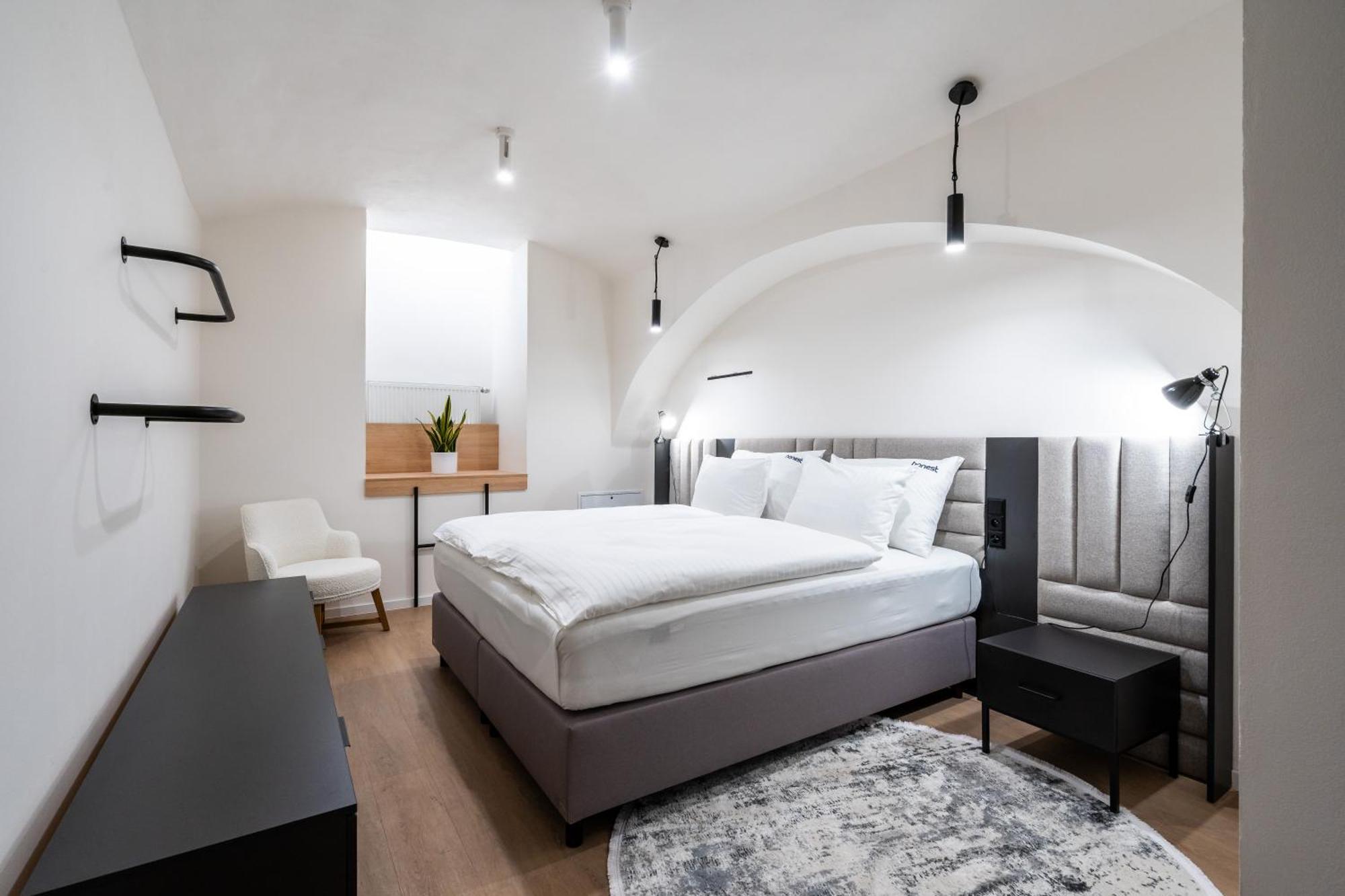 Honest Karlin Aparthotel *
