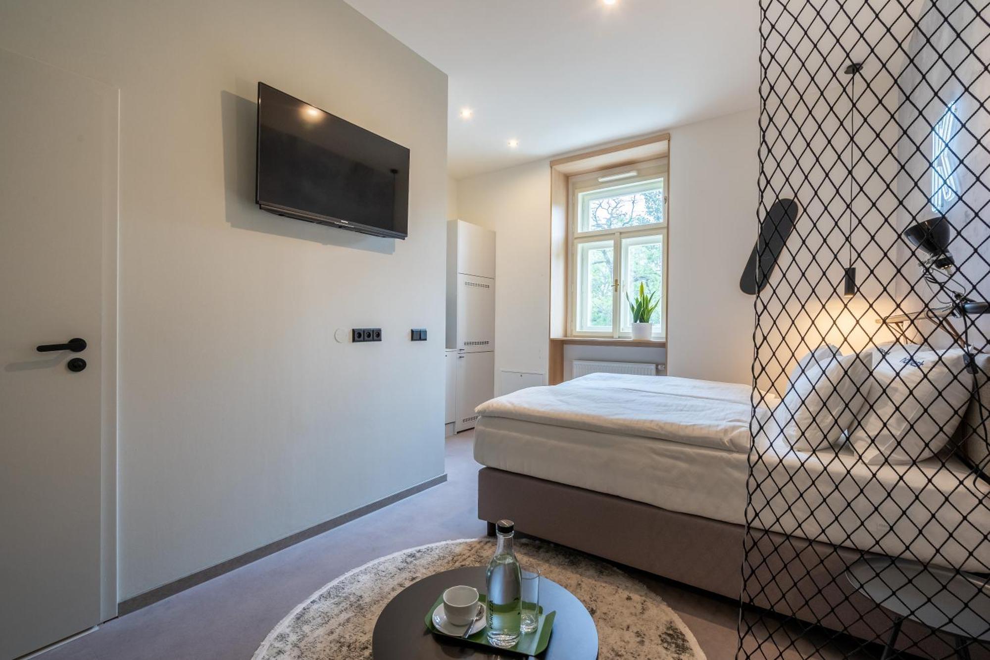 Honest Karlin Prague