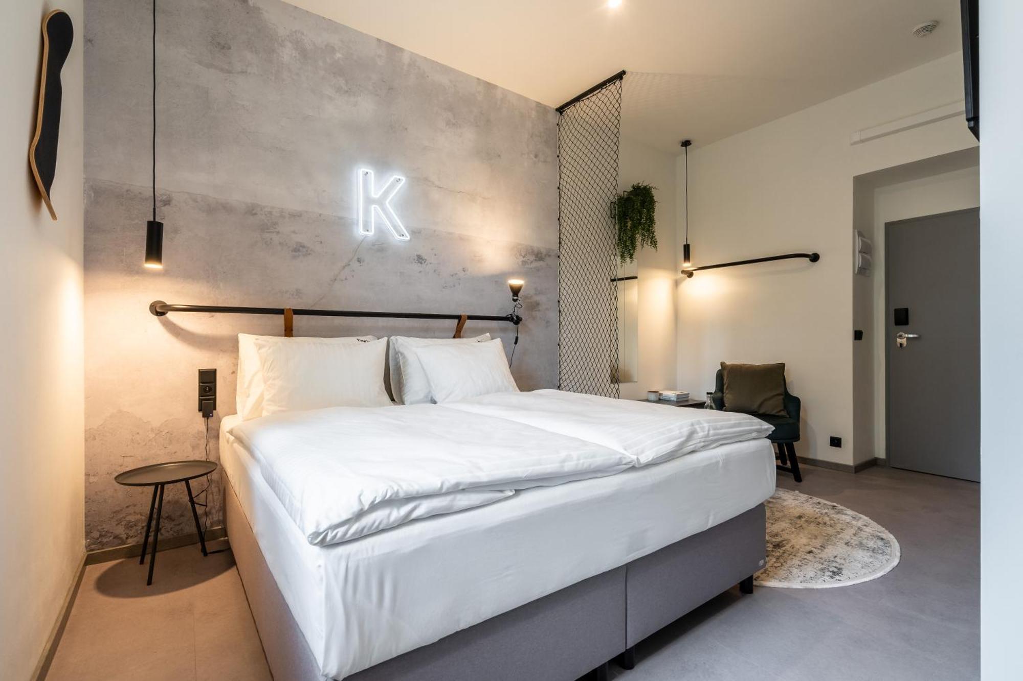 Honest Karlin Prague