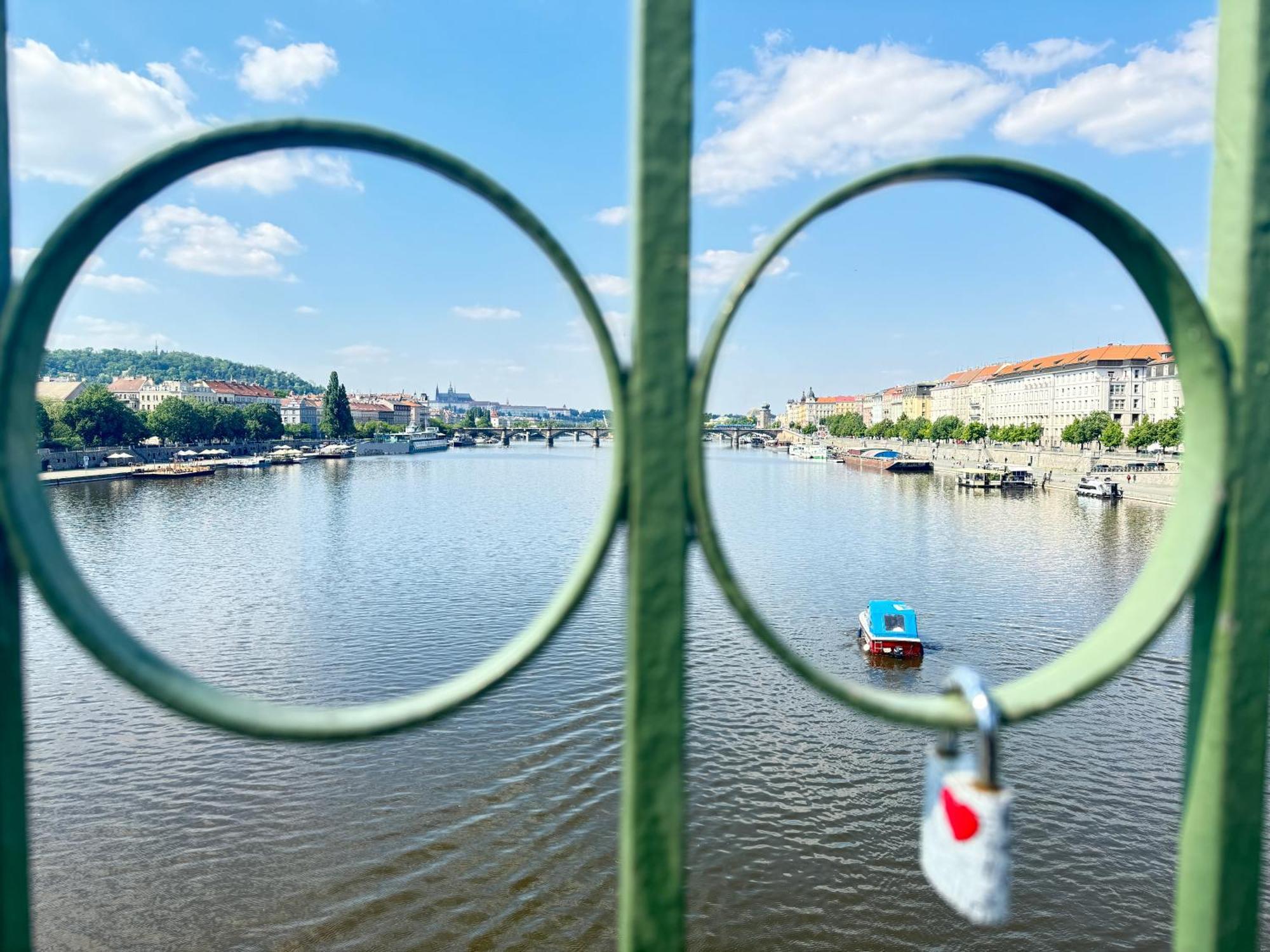 Apartment Free Parking - Cozy Near Vysehrad Railway Bridge Prague