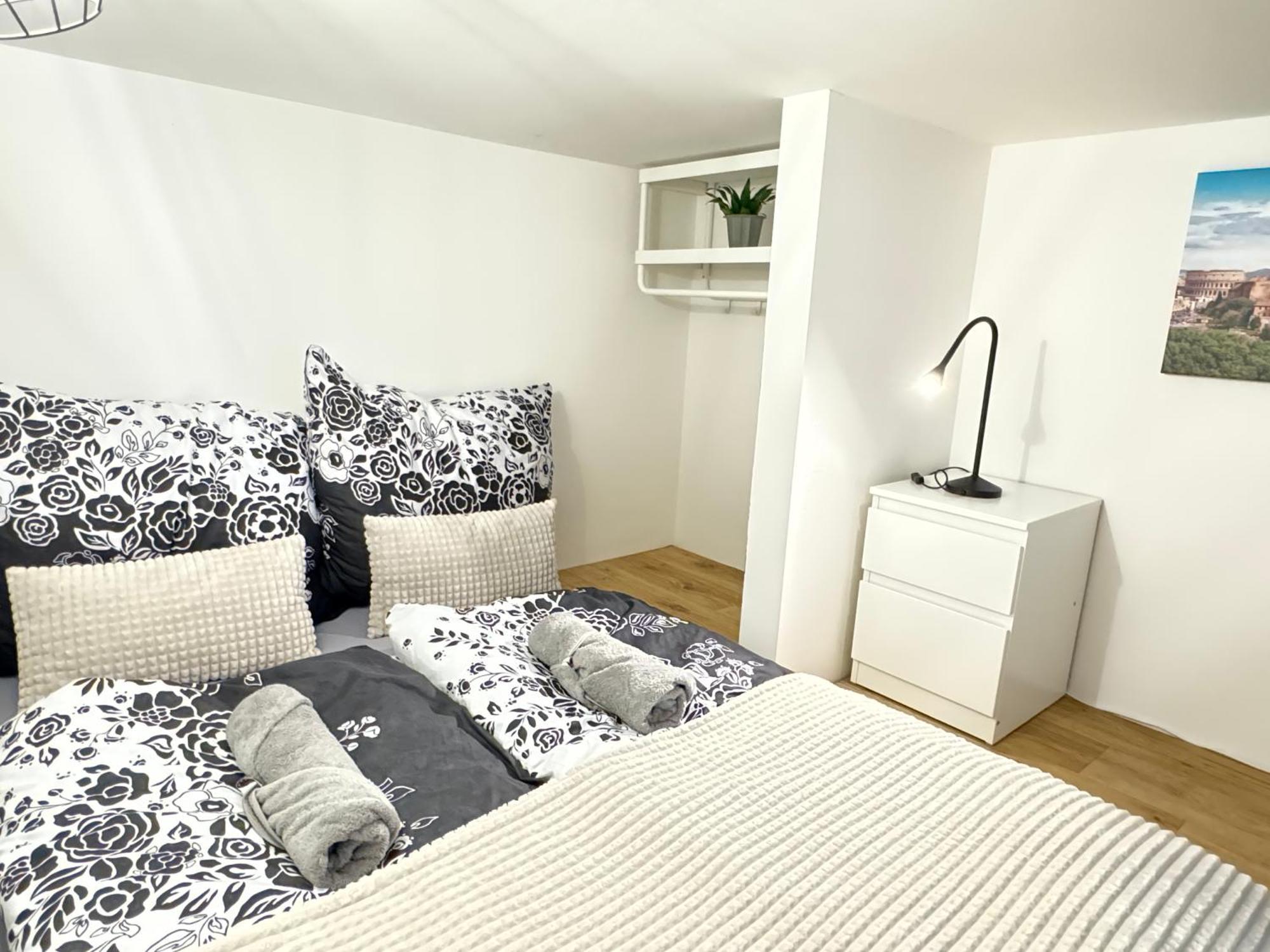 Free Parking - Cozy Near Vysehrad Railway Bridge Apartment