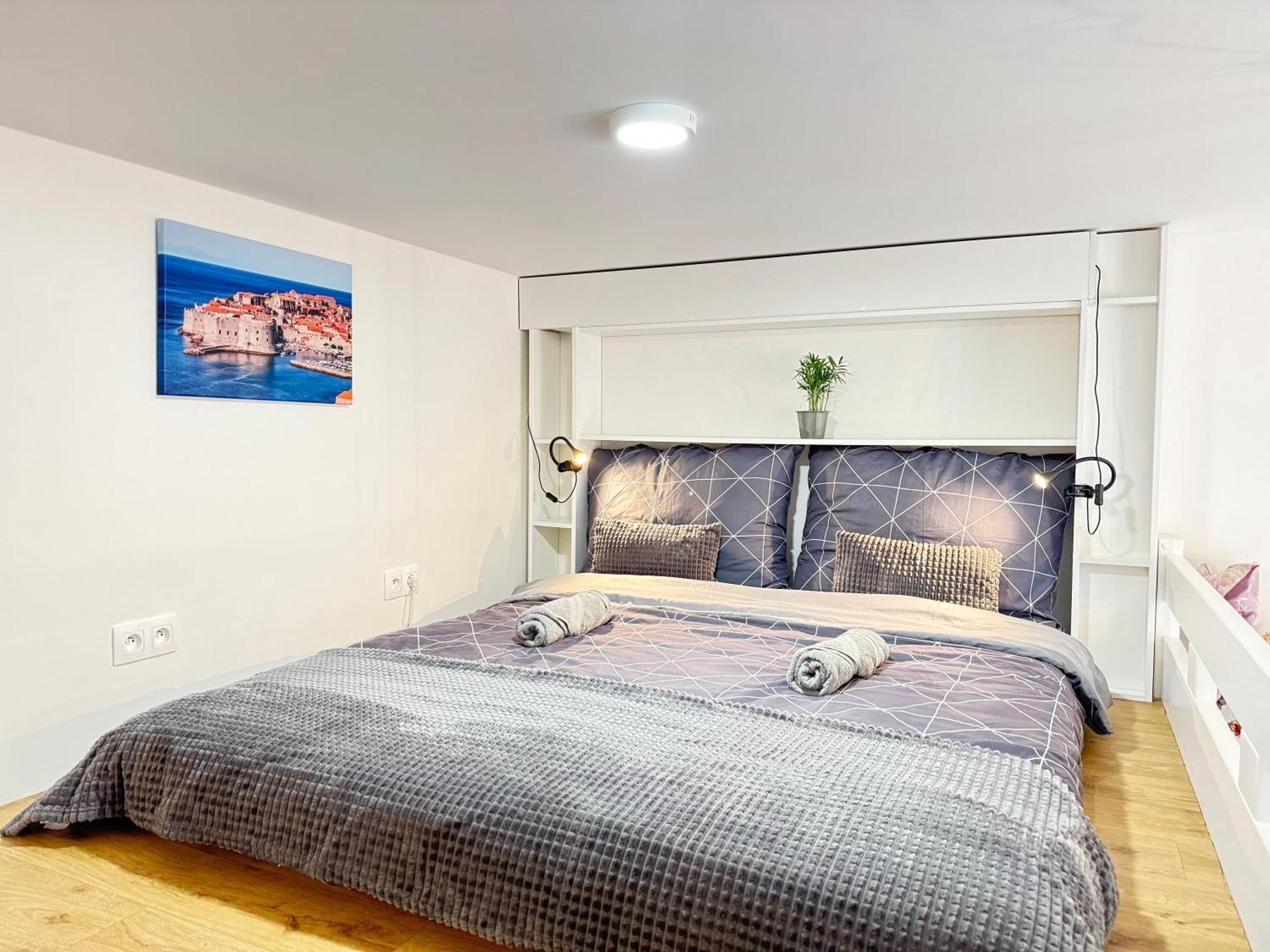 Free Parking - Cozy Near Vysehrad Railway Bridge Apartment
