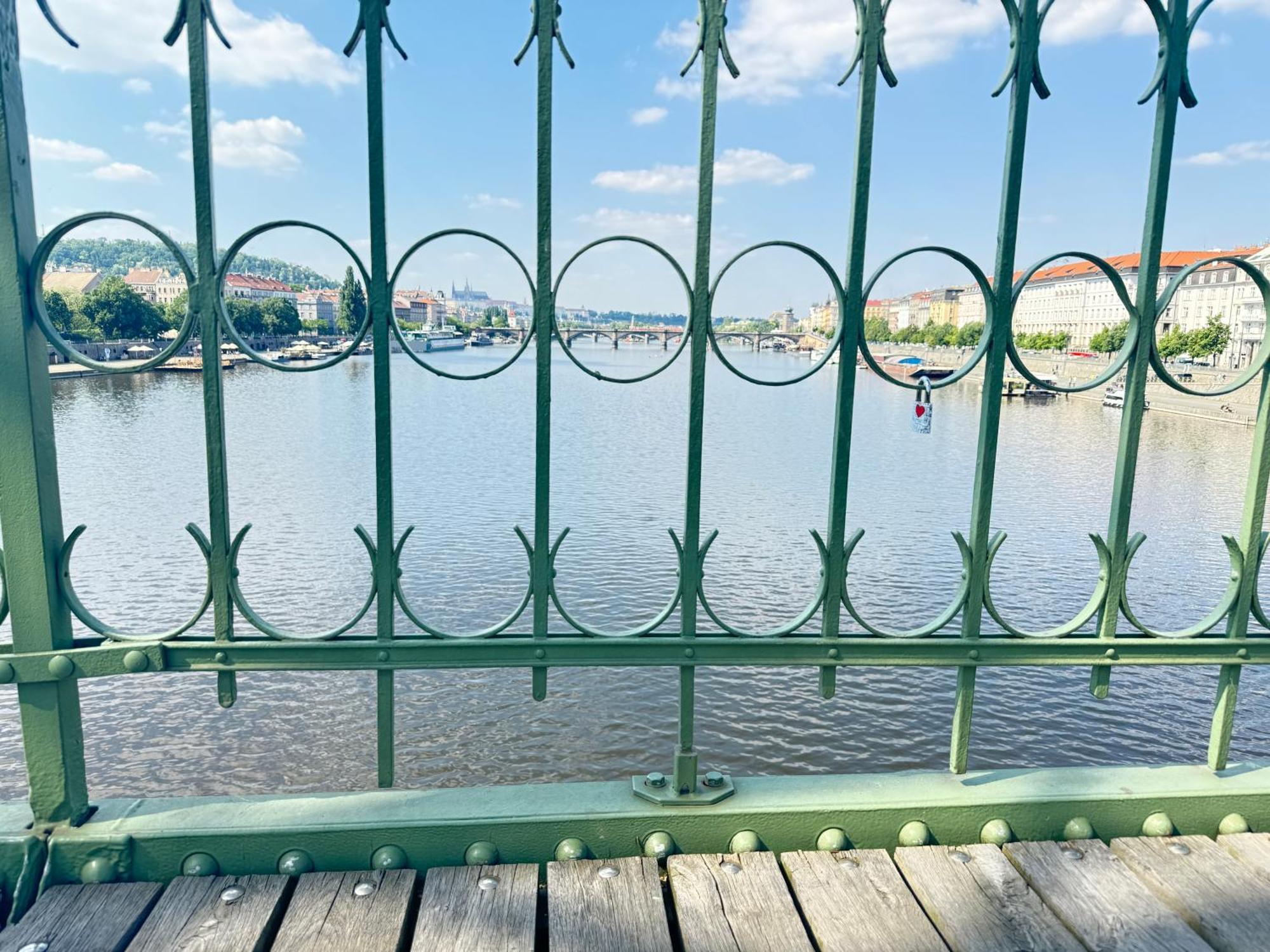 Apartment Free Parking - Cozy Near Vysehrad Railway Bridge