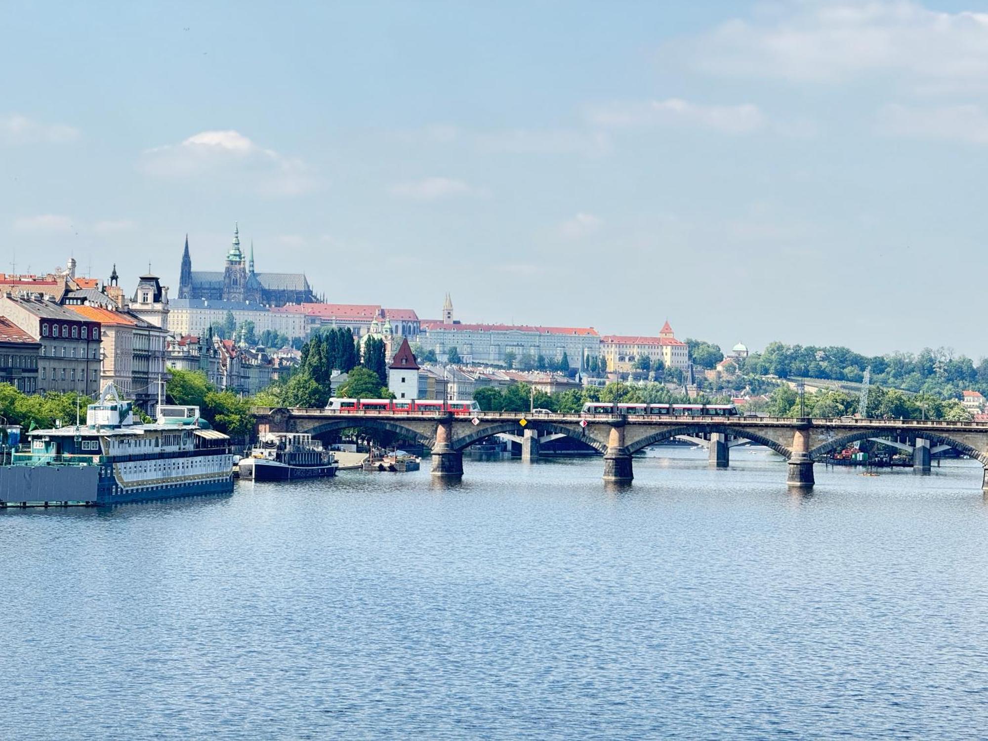 Free Parking - Cozy Near Vysehrad Railway Bridge Apartment