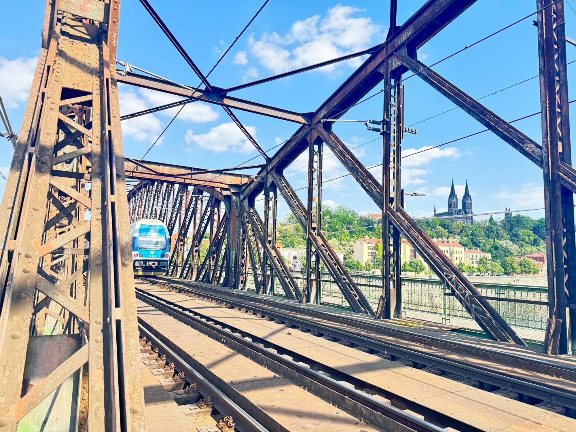 Apartment Free Parking - Cozy Near Vysehrad Railway Bridge