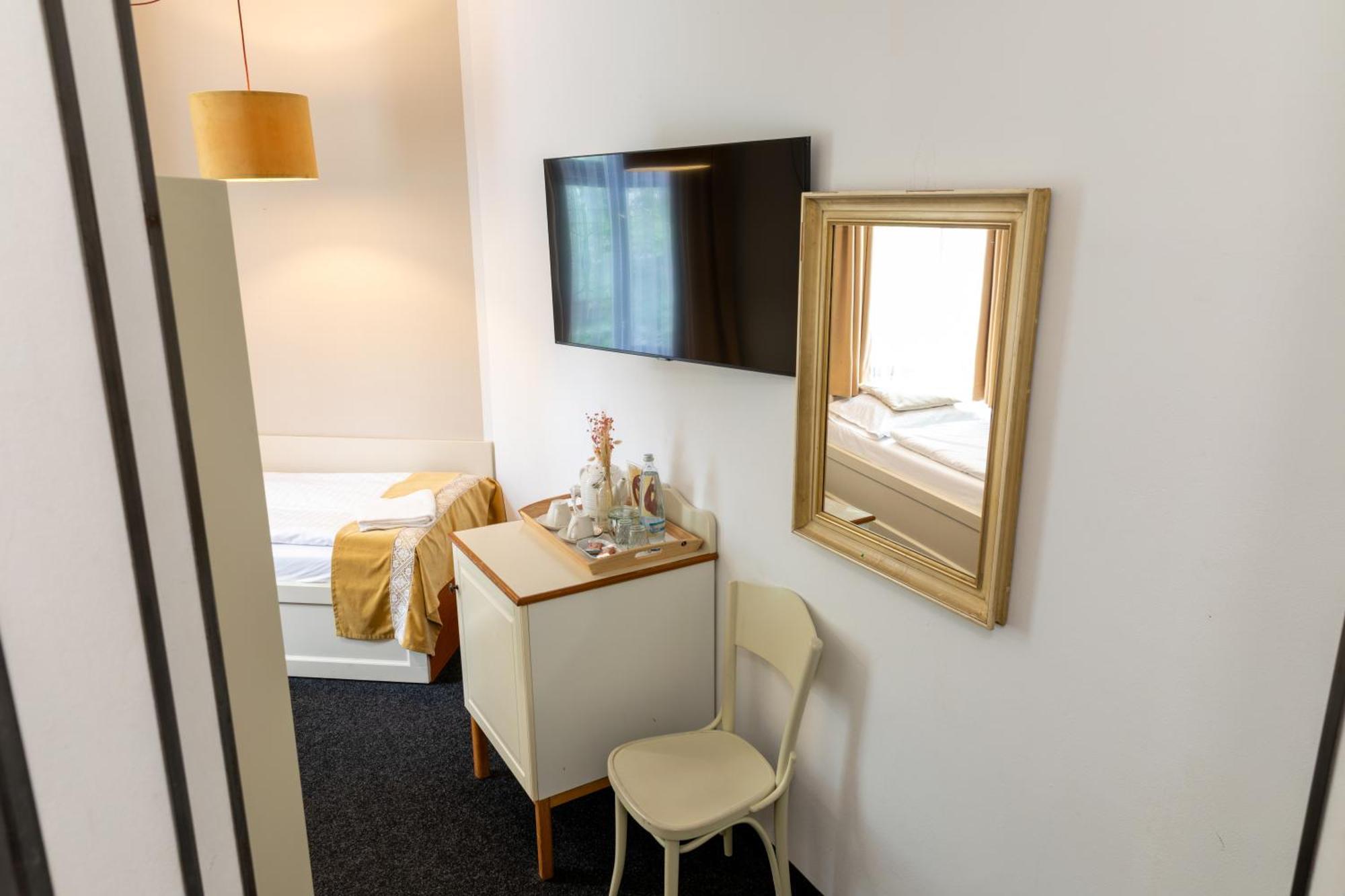 Sir Toby's Midtown Hostel