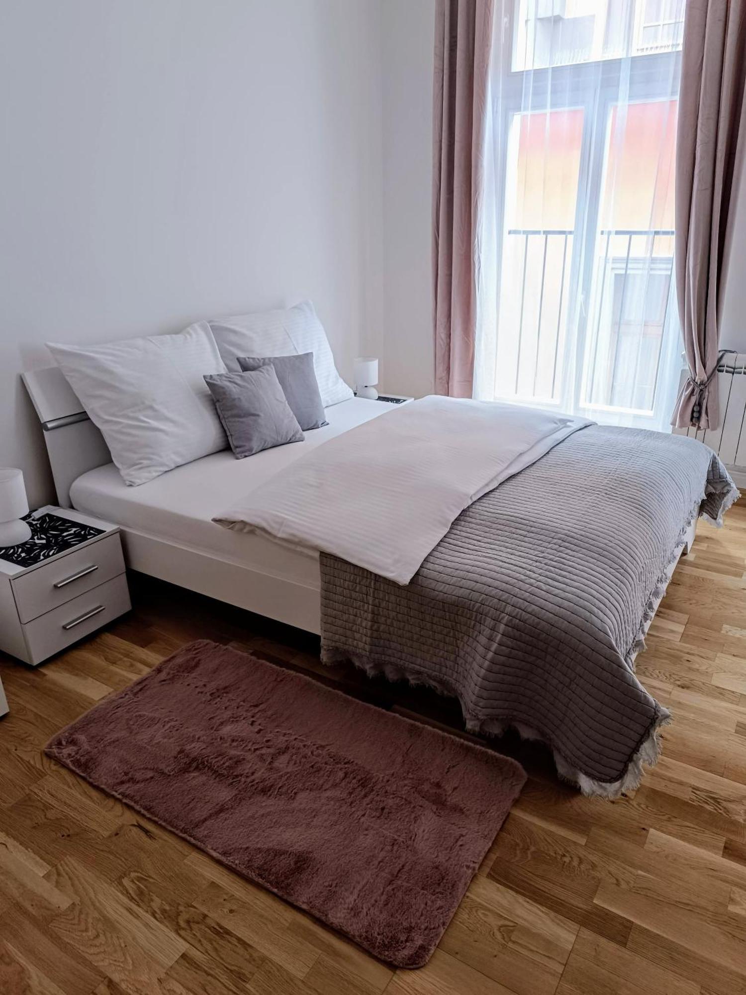 Gold Apartment *