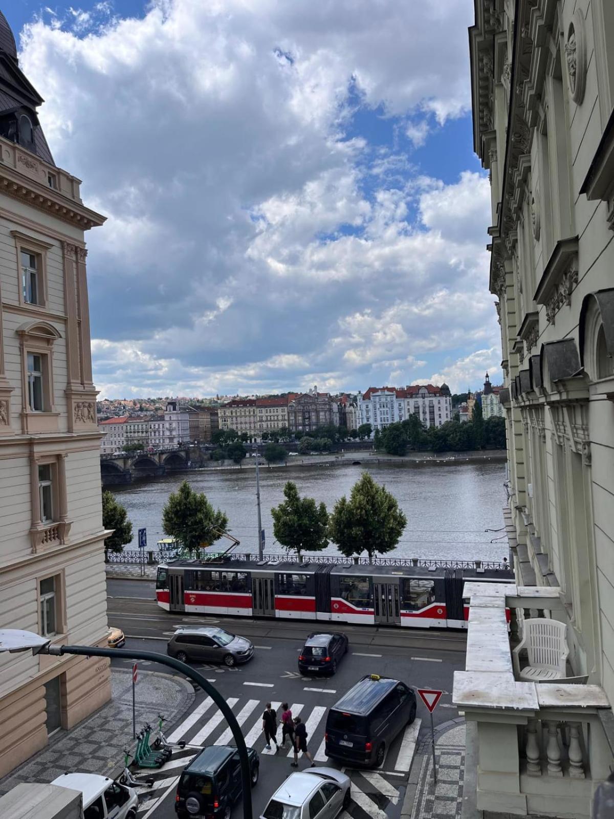 Apartment Comfortable And Cosy A Few Steps From Dancing House And Naplavka Dance *