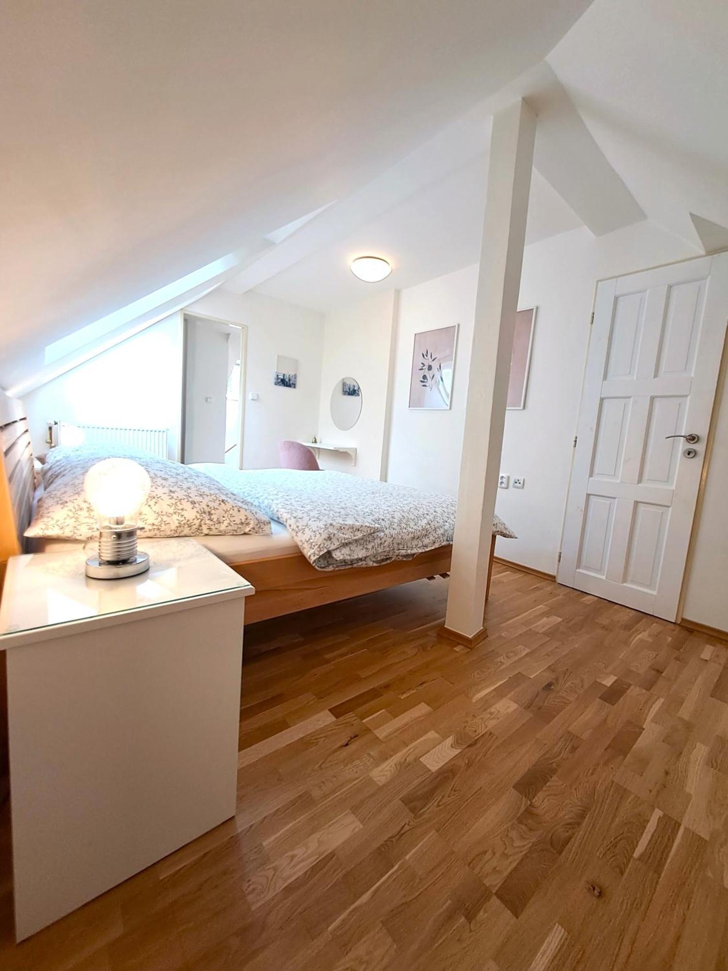Apartmanovy Dum Se Zahradou V Klidne Casti Prahy Lägenhet *